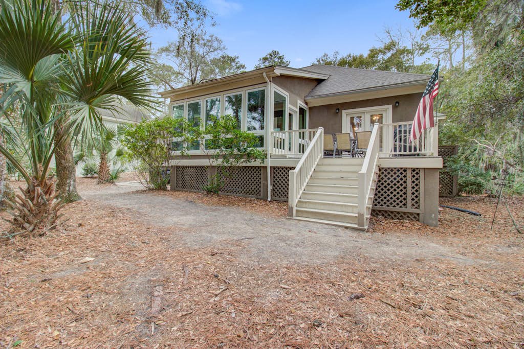 Sunny island home with golf course view, pool, tennis, washer/dryer, & AC