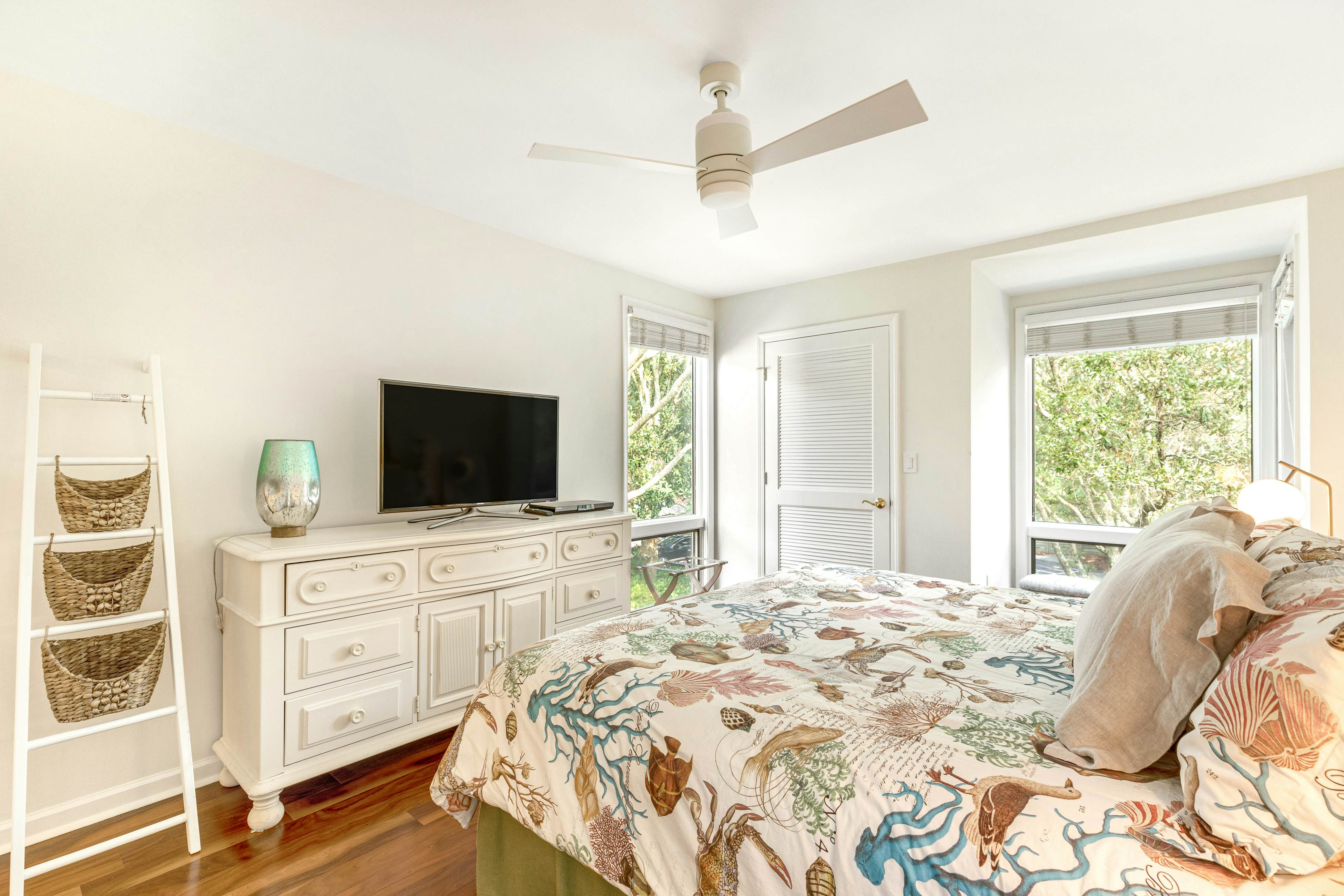 2nd floor villa with water views, lovely balcony & w/d - walk to Beach Club