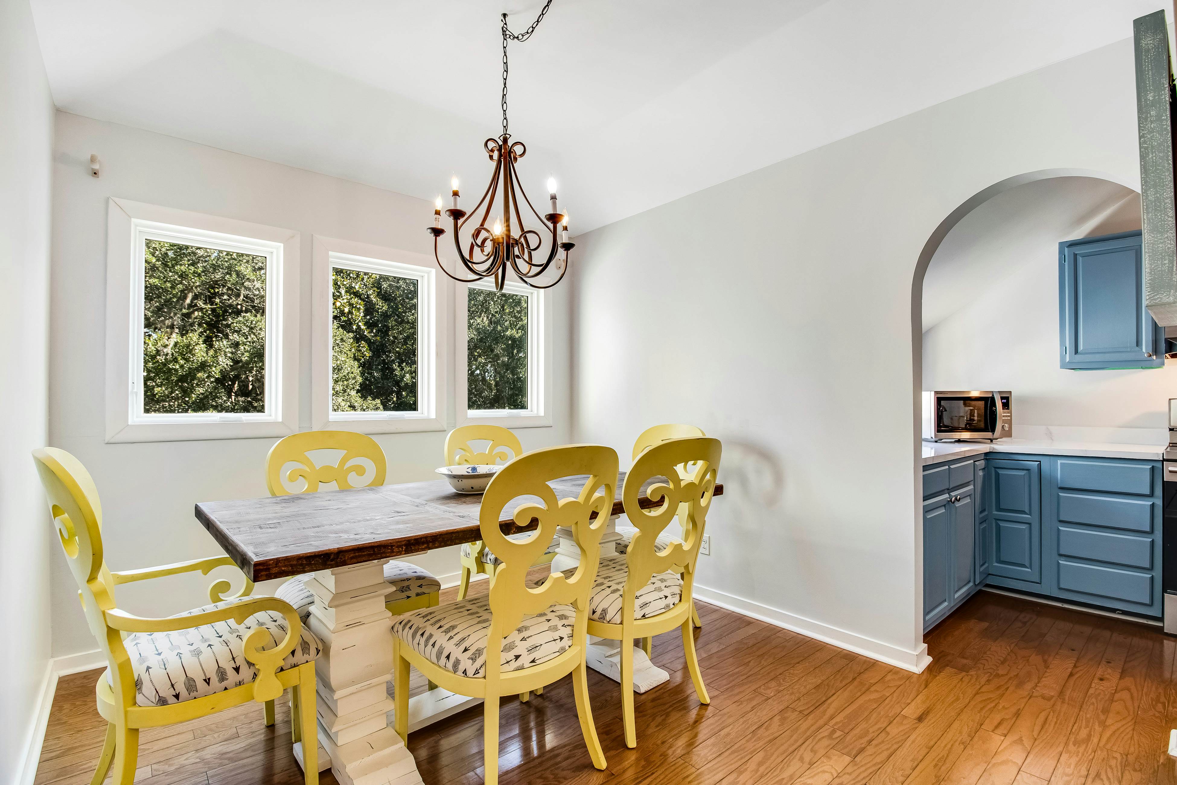 Three-level marsh-front villa with screened porch - walk to all amenities