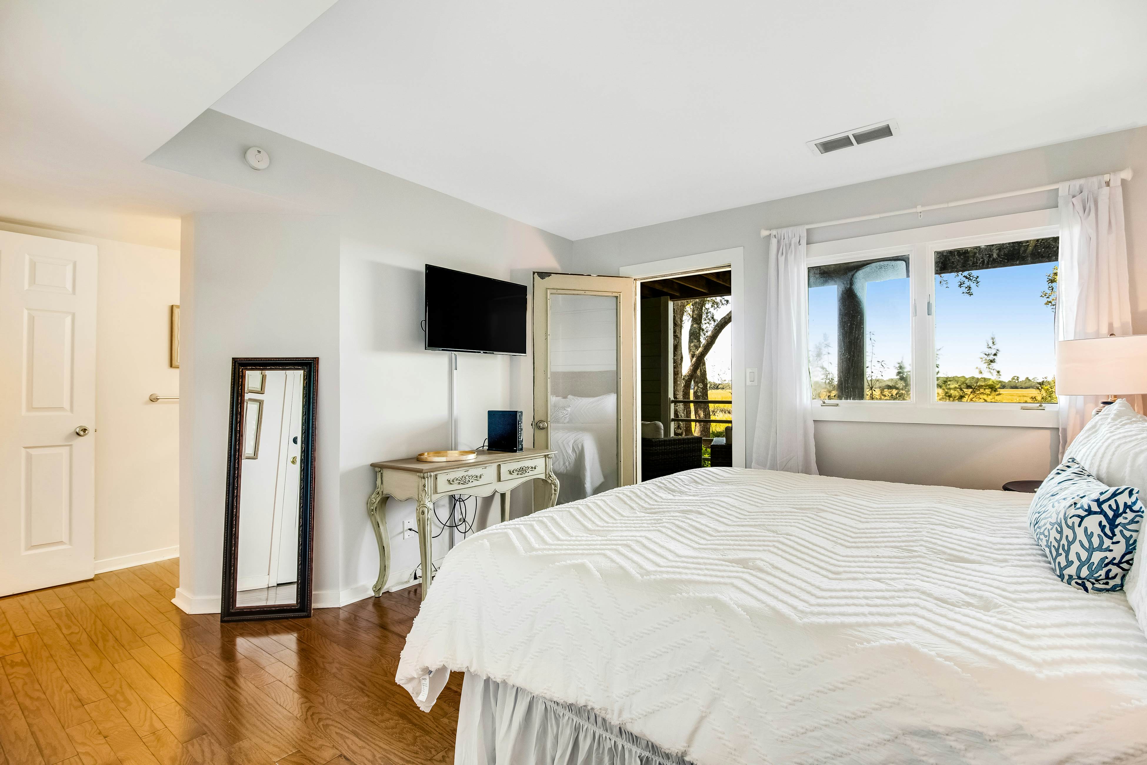 Three-level marsh-front villa with screened porch - walk to all amenities