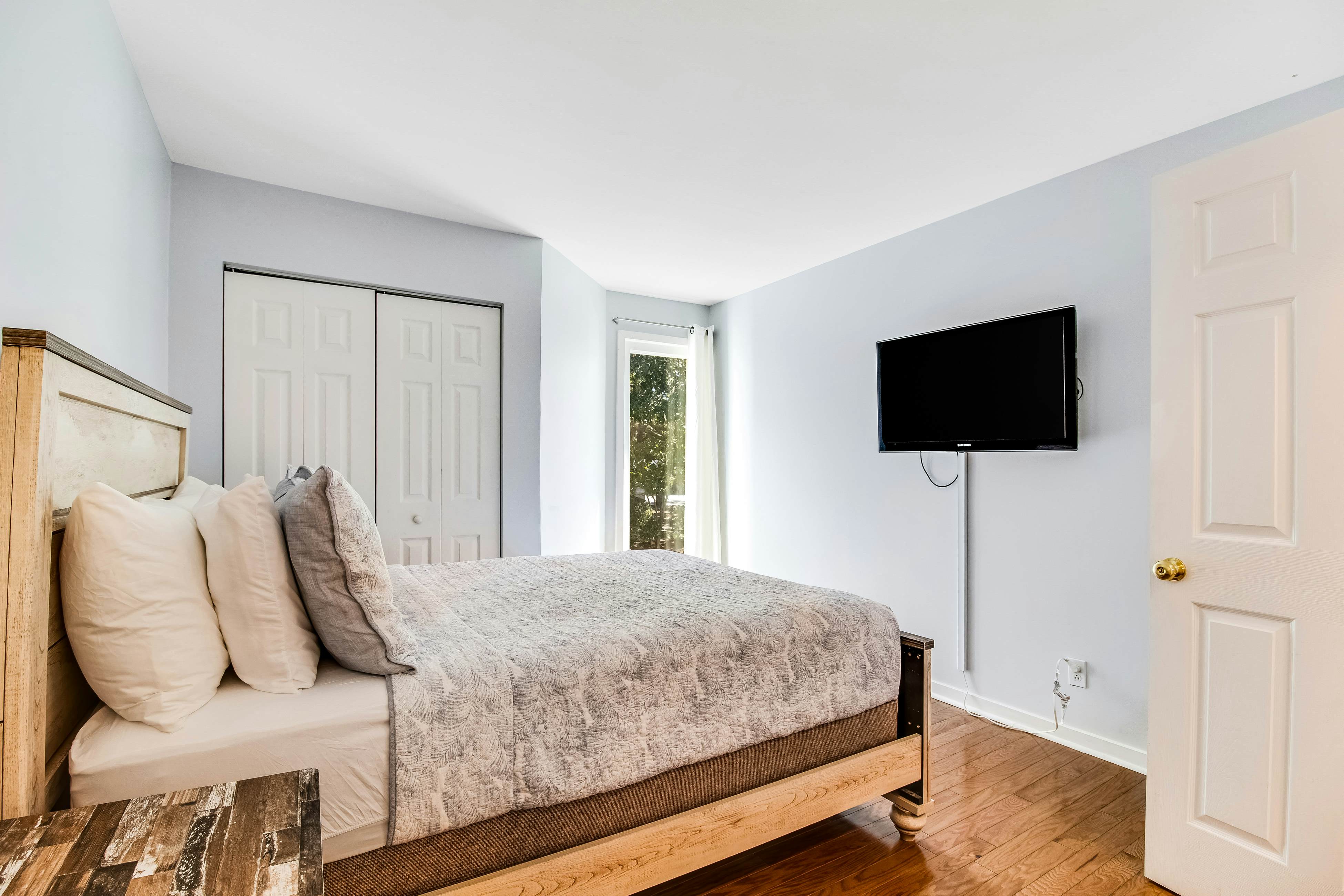 Three-level marsh-front villa with screened porch - walk to all amenities