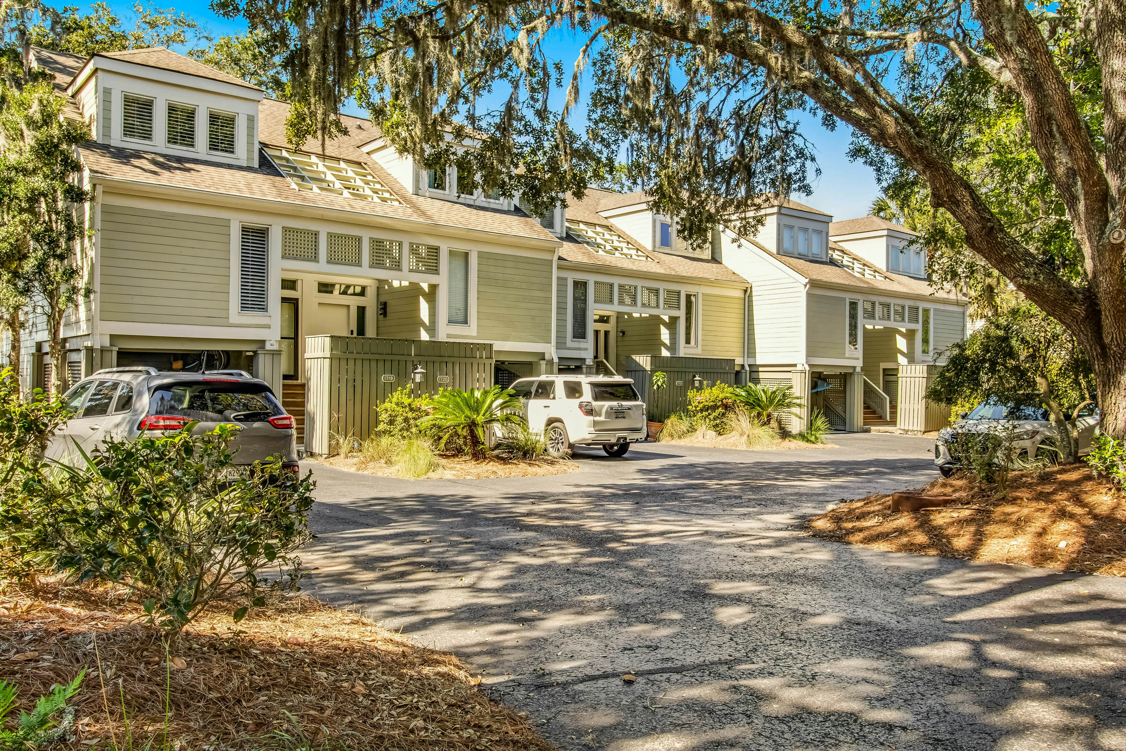 Three-level marsh-front villa with screened porch - walk to all amenities