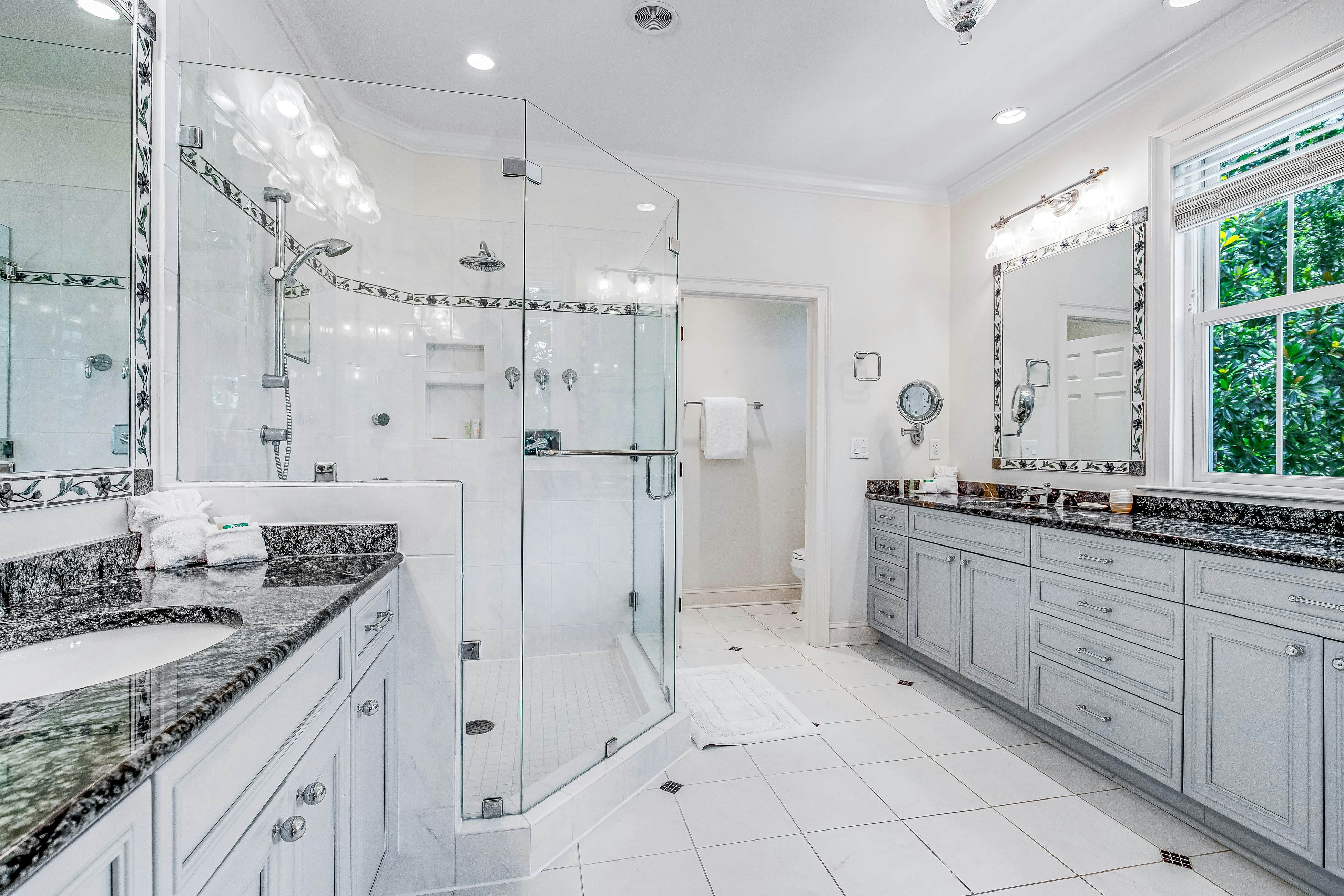 Expansive Home with Shared Pools, High-Speed WiFi, Central AC, & Washer/Dryer