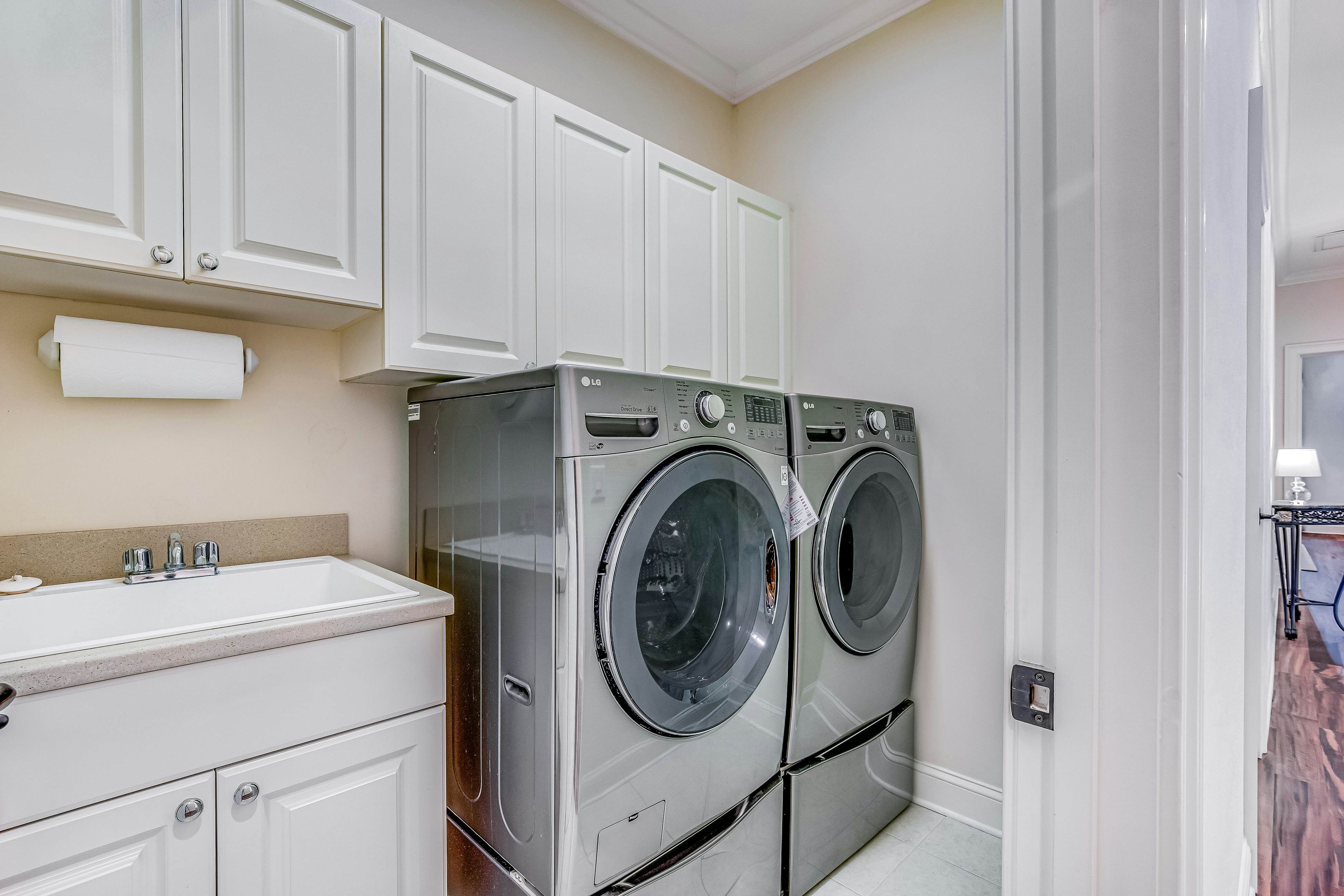 Expansive Home with Shared Pools, High-Speed WiFi, Central AC, & Washer/Dryer