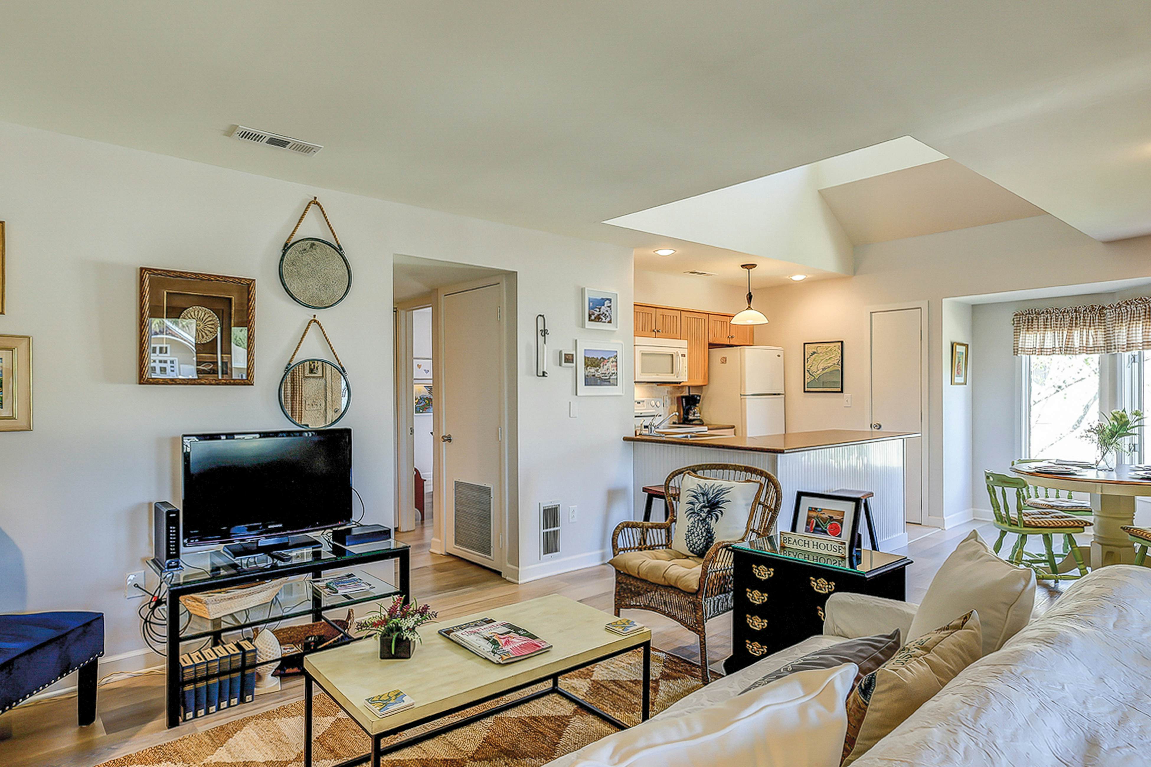 Lovely condo near beach with enclosed porch, pool, tennis, and golf access