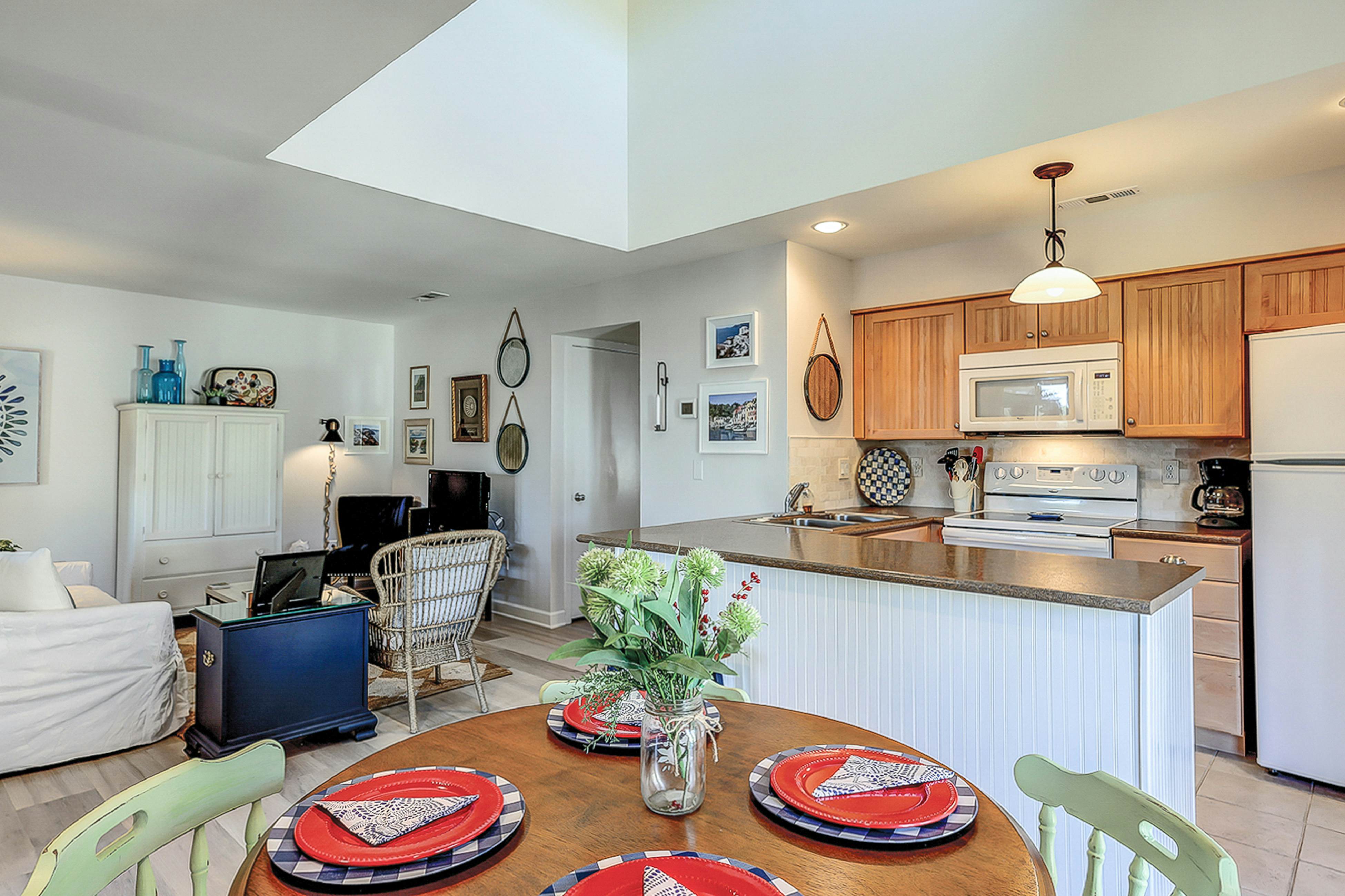 Lovely condo near beach with enclosed porch, pool, tennis, and golf access