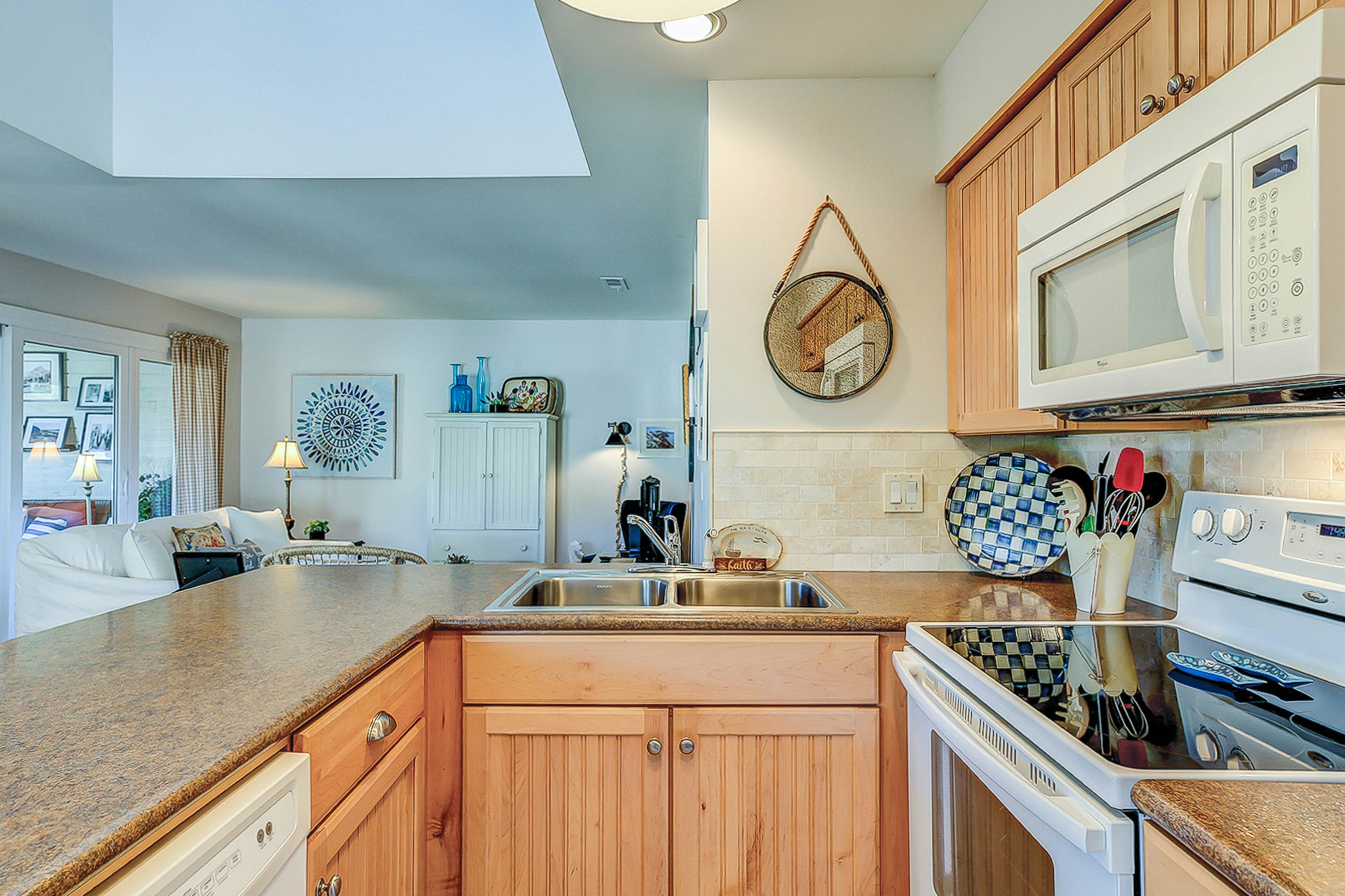 Lovely condo near beach with enclosed porch, pool, tennis, and golf access