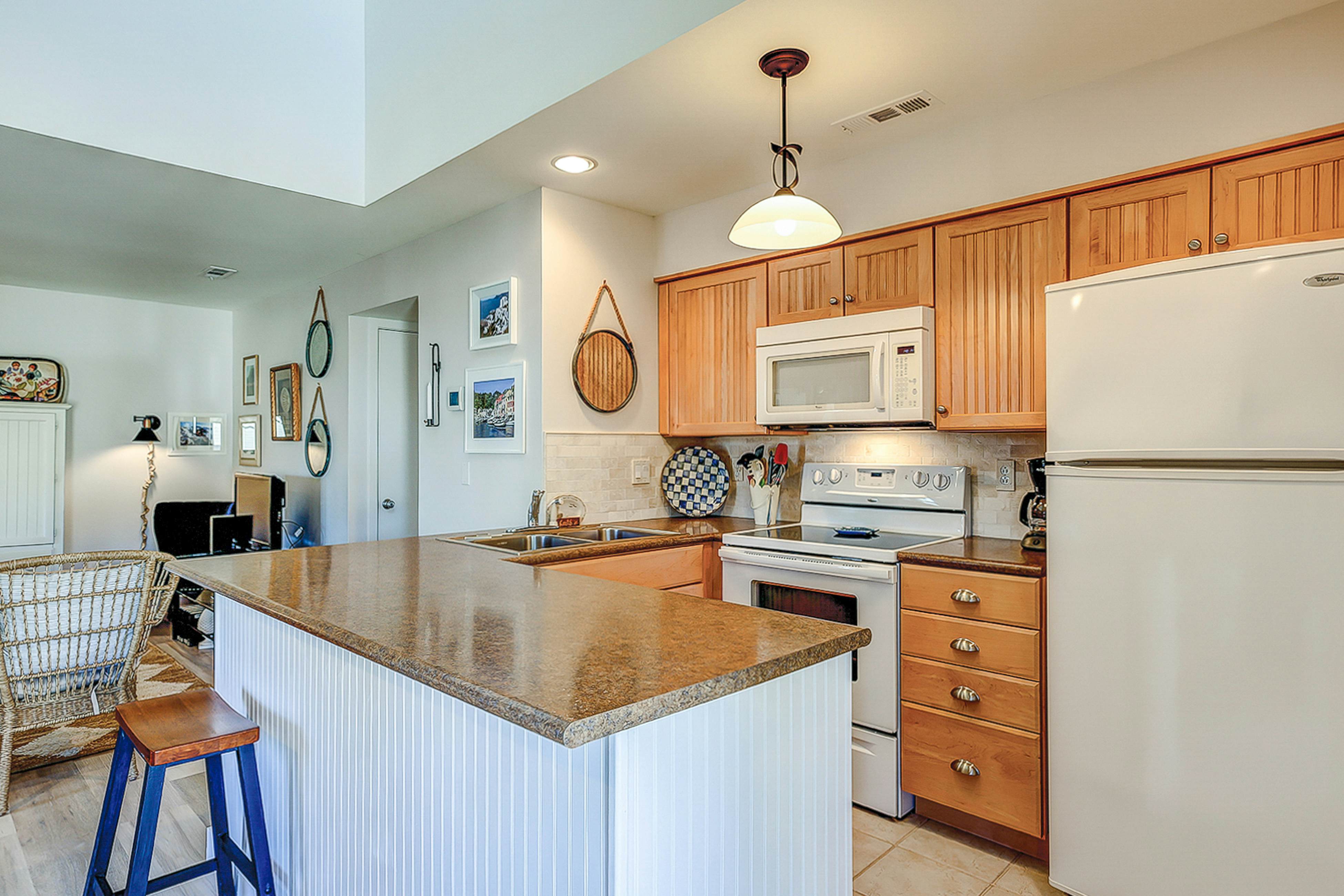 Lovely condo near beach with enclosed porch, pool, tennis, and golf access