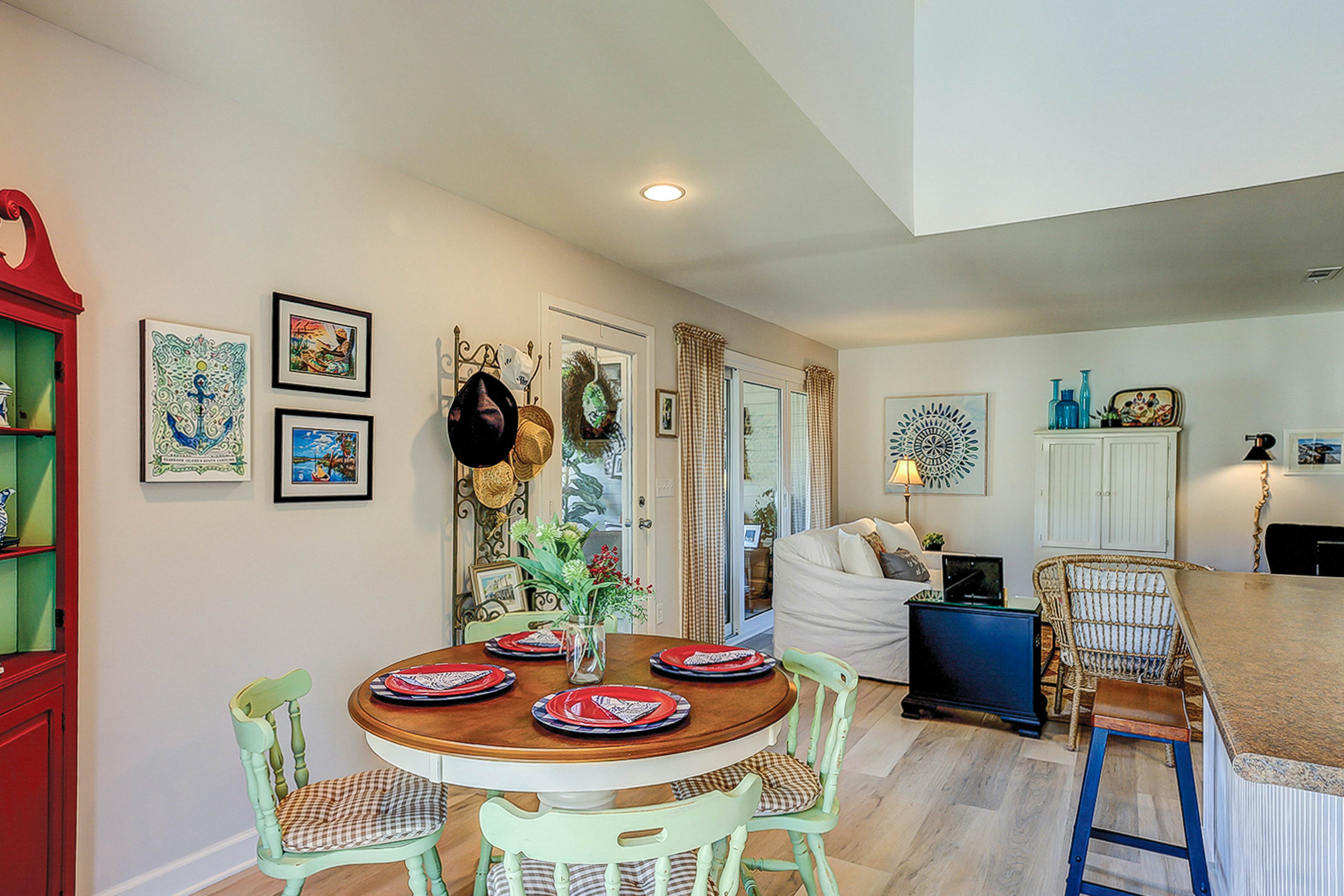 Lovely condo near beach with enclosed porch, pool, tennis, and golf access