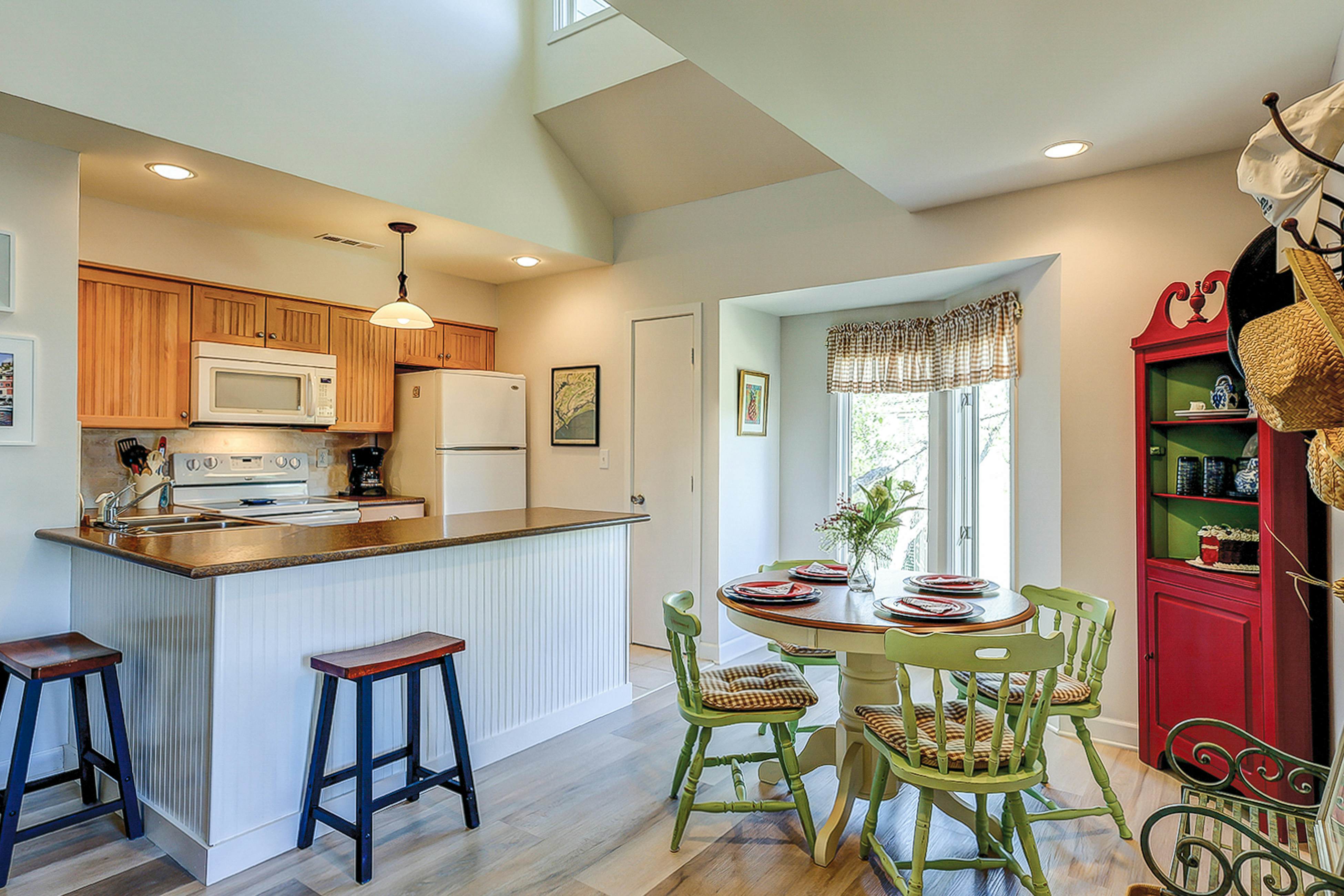 Lovely condo near beach with enclosed porch, pool, tennis, and golf access