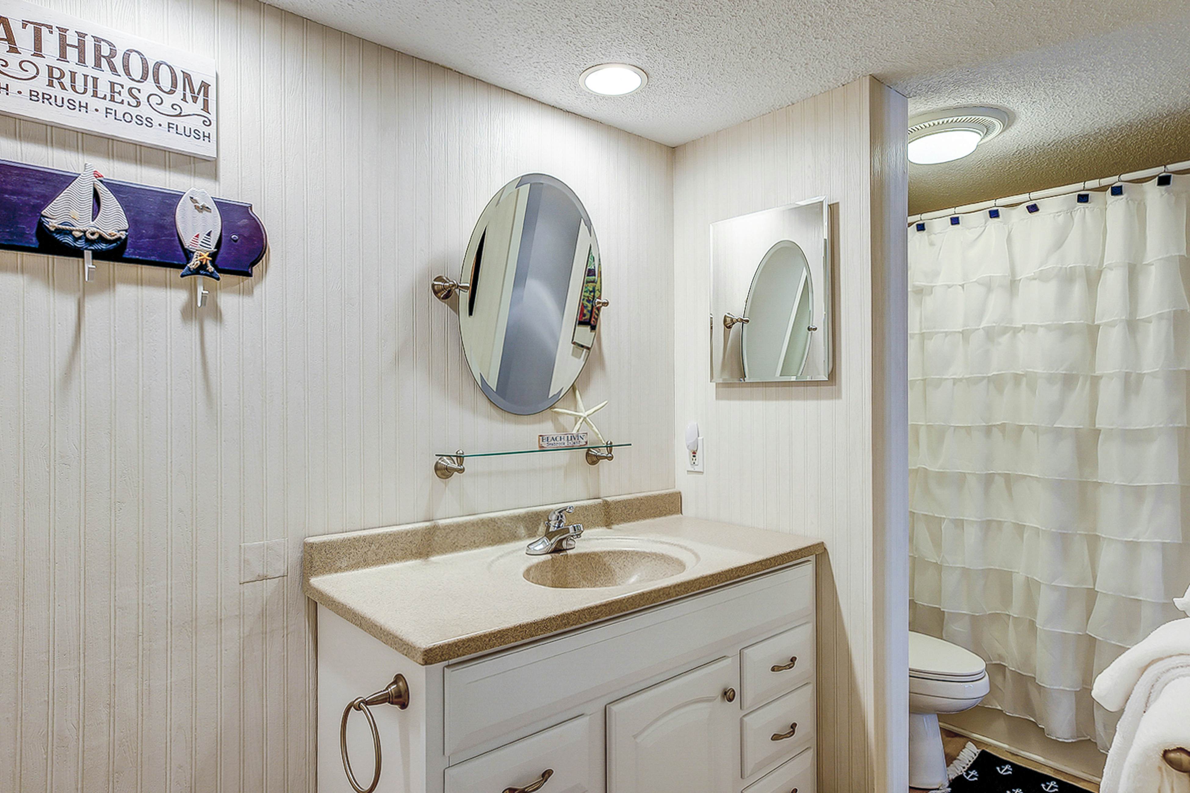 Lovely condo near beach with enclosed porch, pool, tennis, and golf access