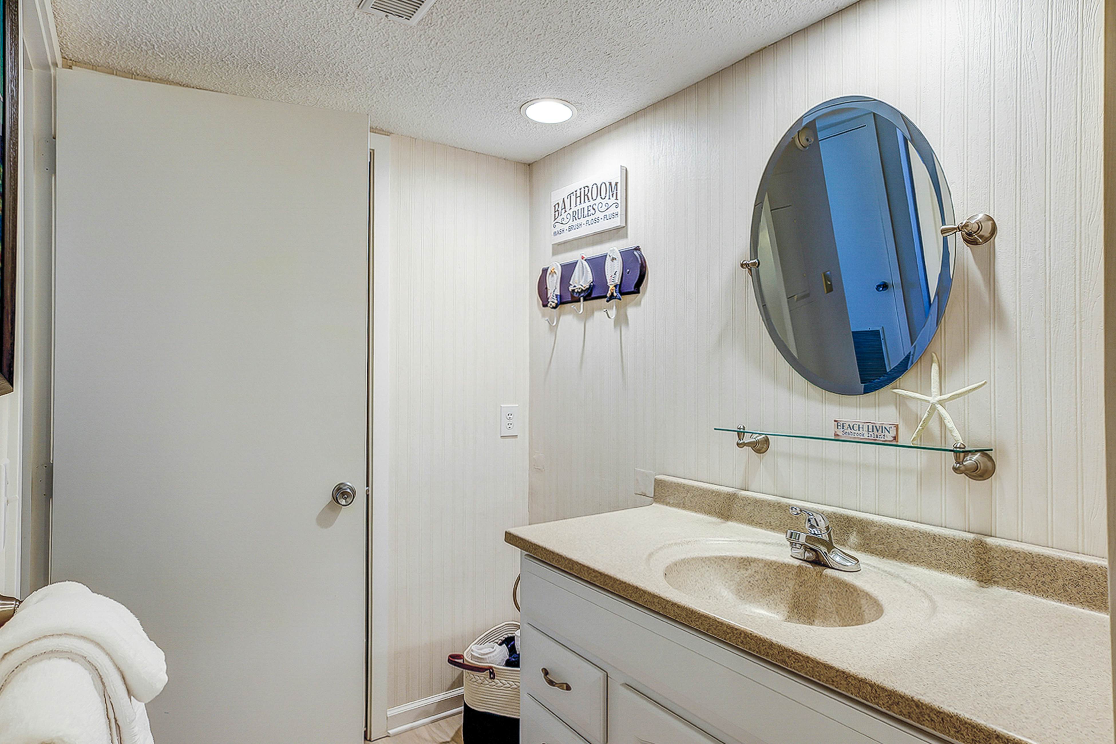 Lovely condo near beach with enclosed porch, pool, tennis, and golf access