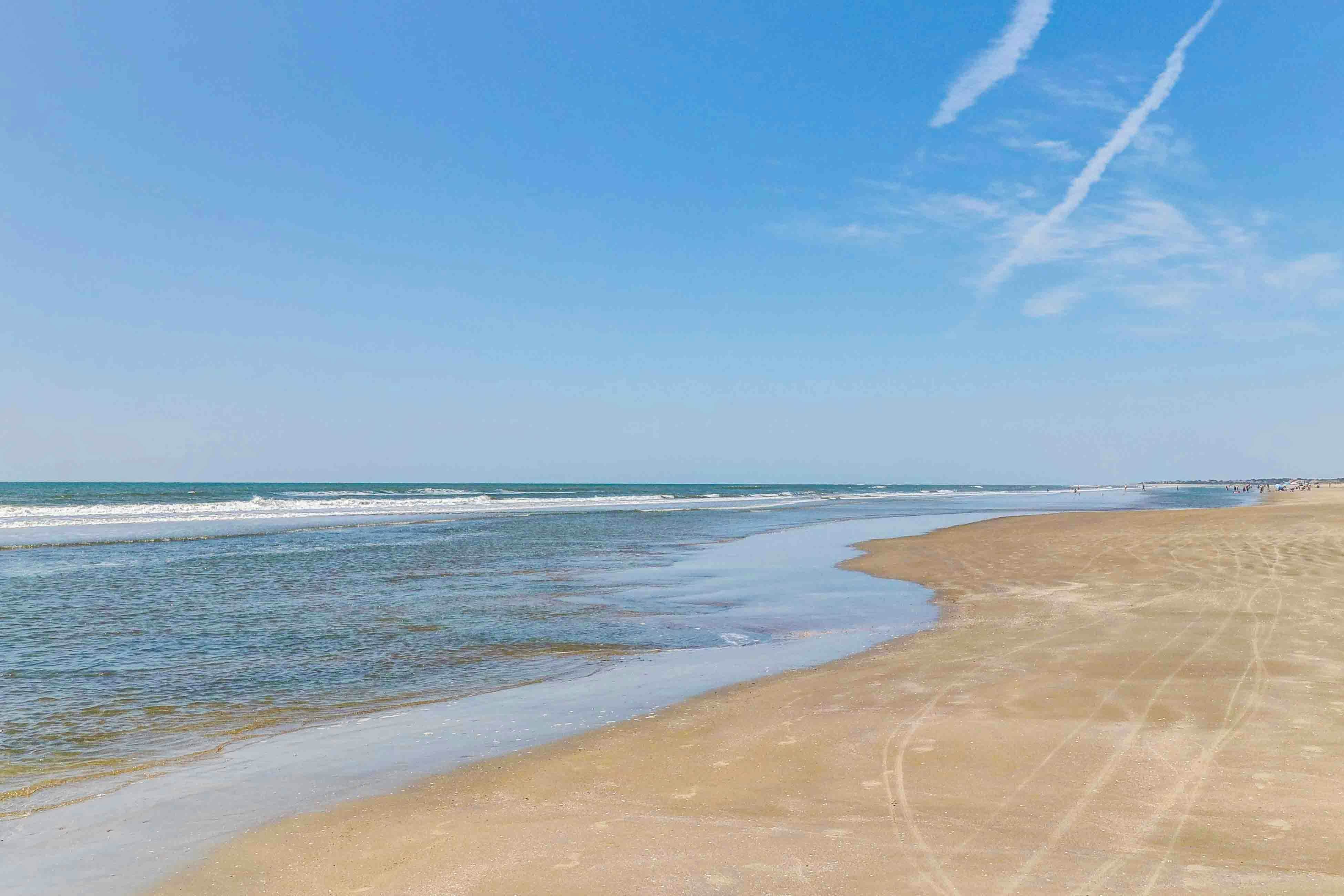 Lovely condo near beach with enclosed porch, pool, tennis, and golf access