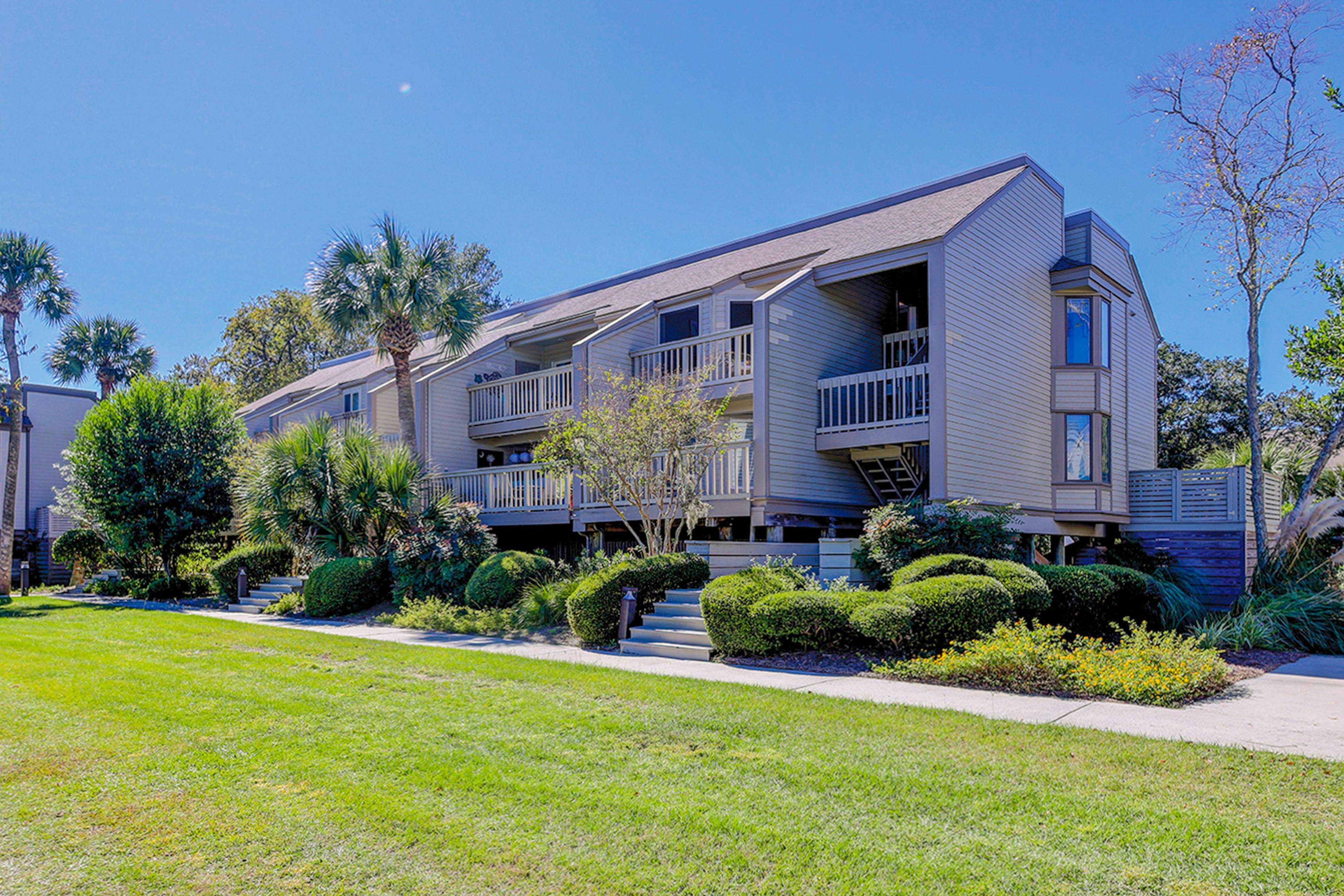 Lovely condo near beach with enclosed porch, pool, tennis, and golf access