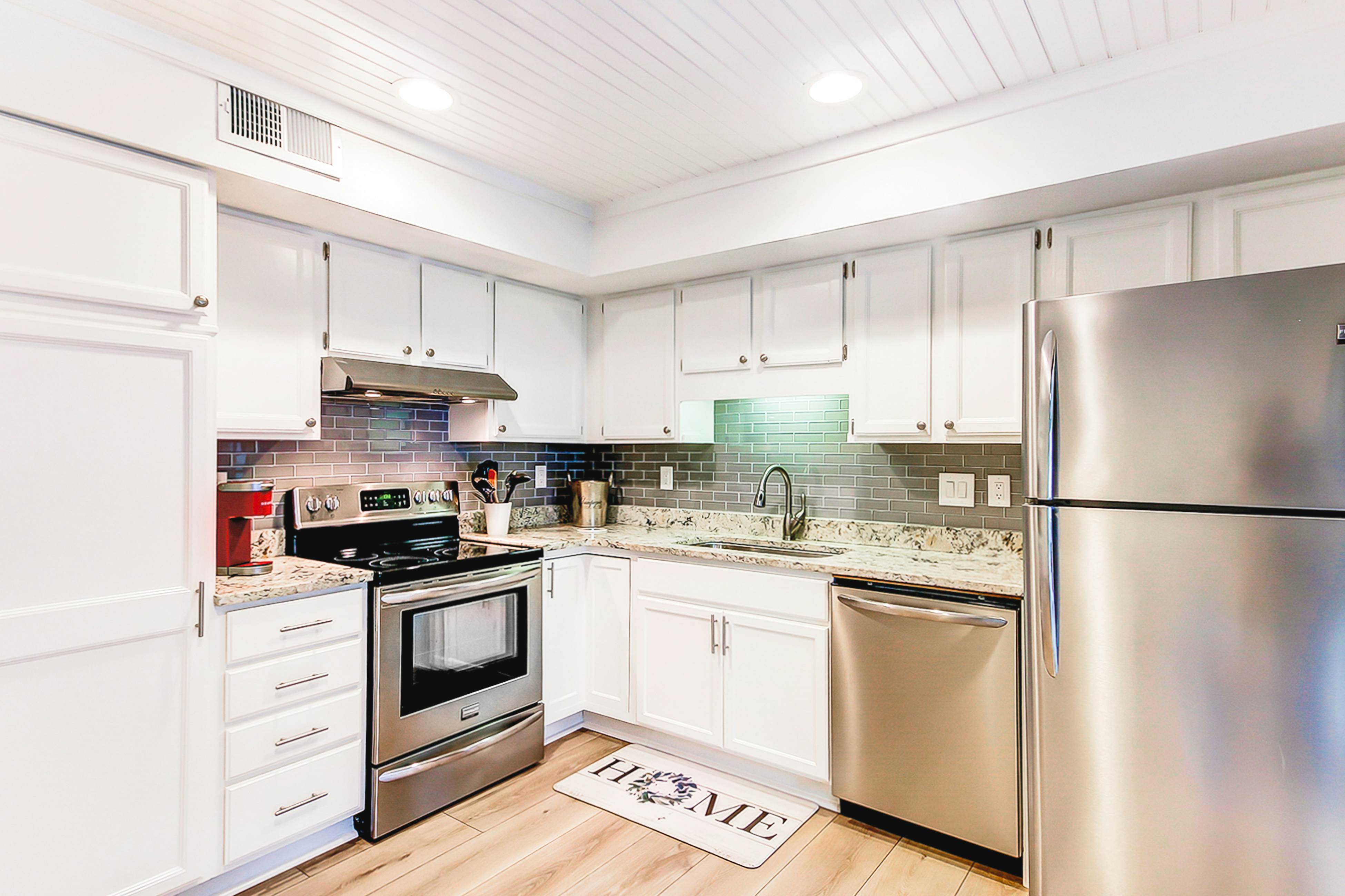 Golf-and-sea villa within walking distance of beach + resort amenities