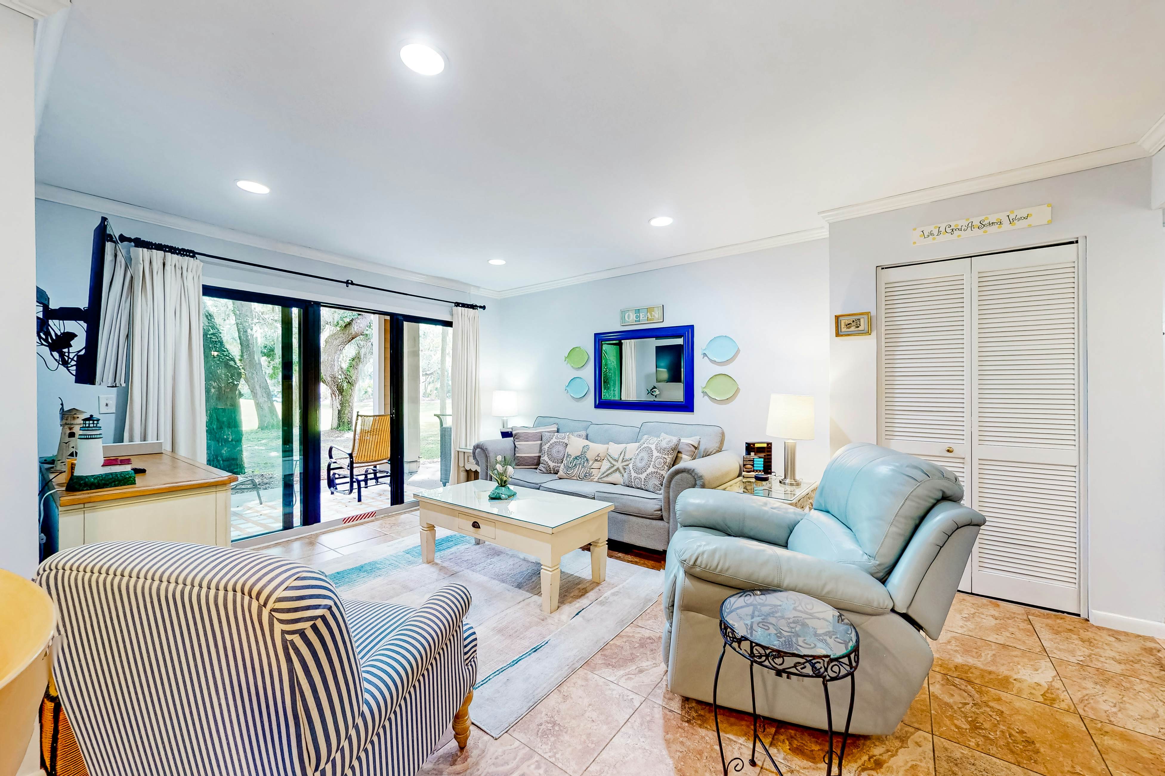 Dog-friendly villa with patio on the golf course, 1/2 mile stroll to the beach