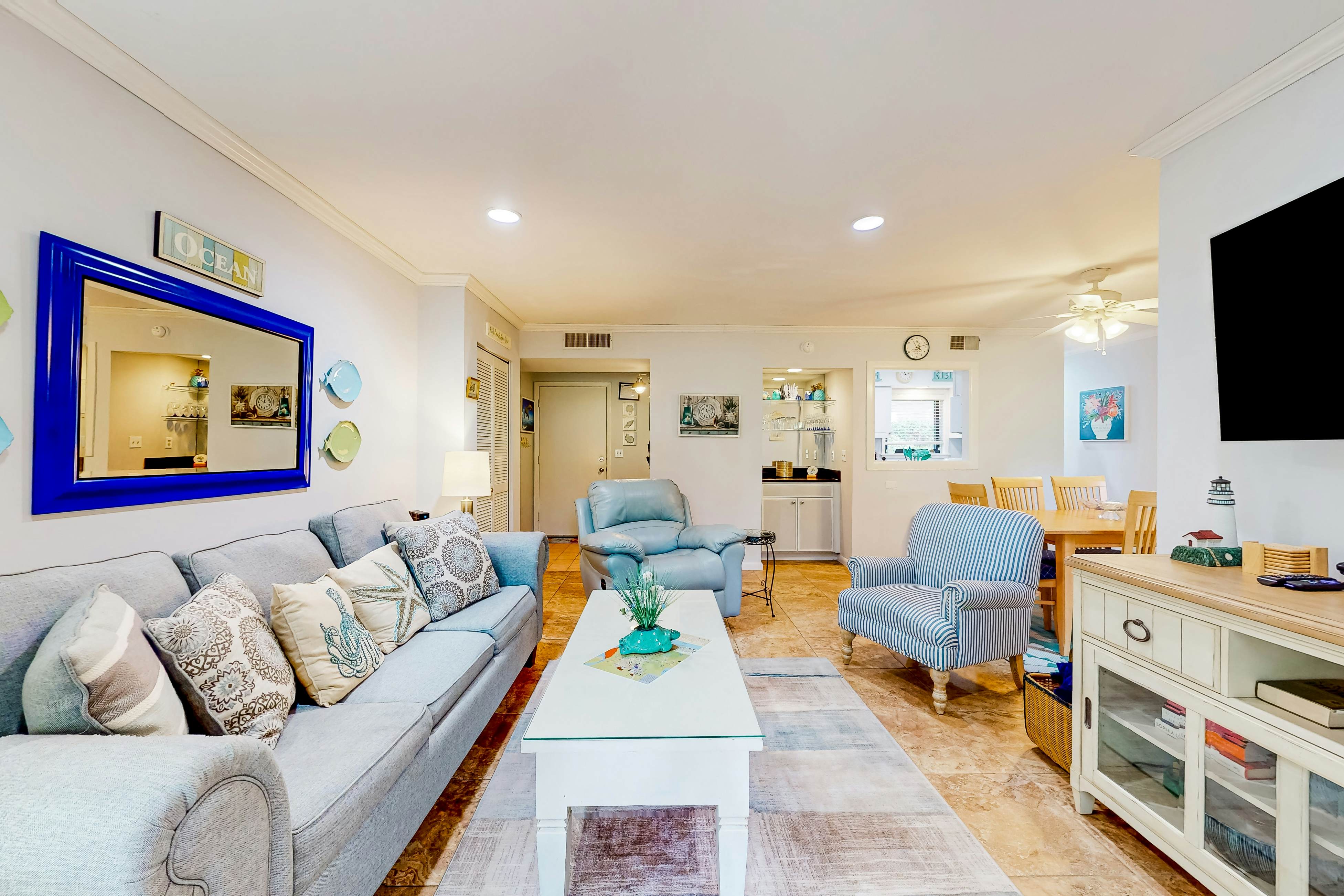 Dog-friendly villa with patio on the golf course, 1/2 mile stroll to the beach