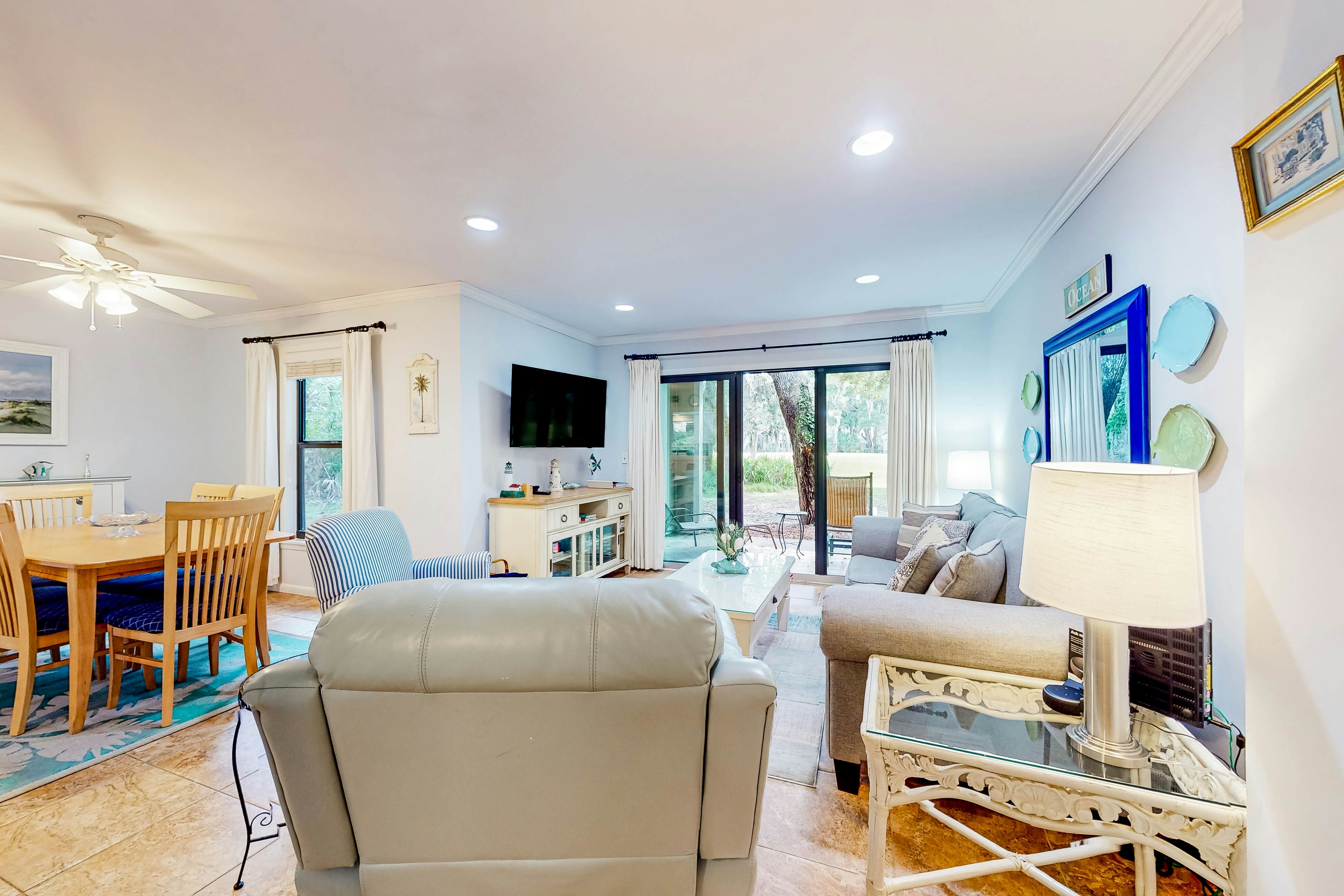 Dog-friendly villa with patio on the golf course, 1/2 mile stroll to the beach