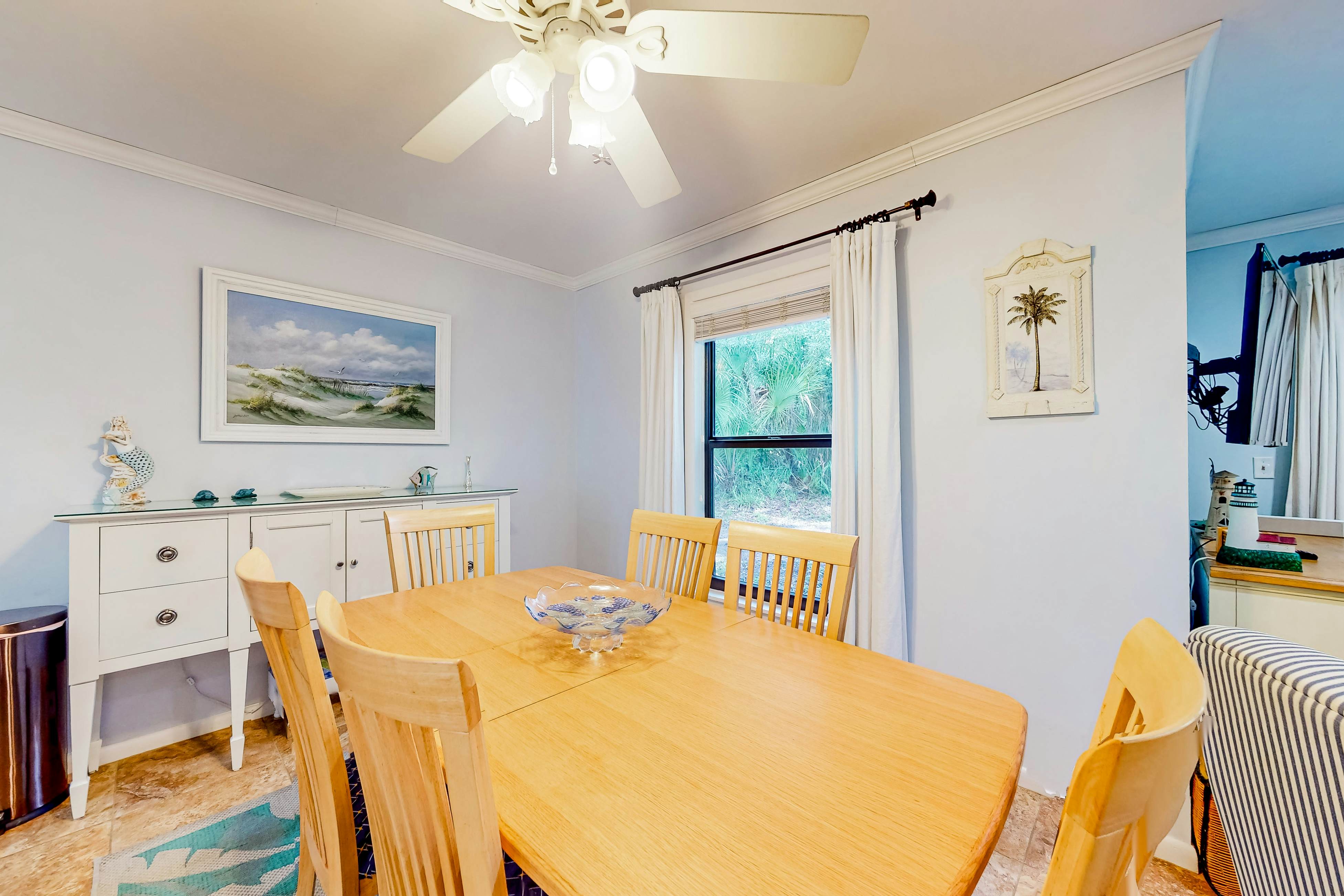 Dog-friendly villa with patio on the golf course, 1/2 mile stroll to the beach