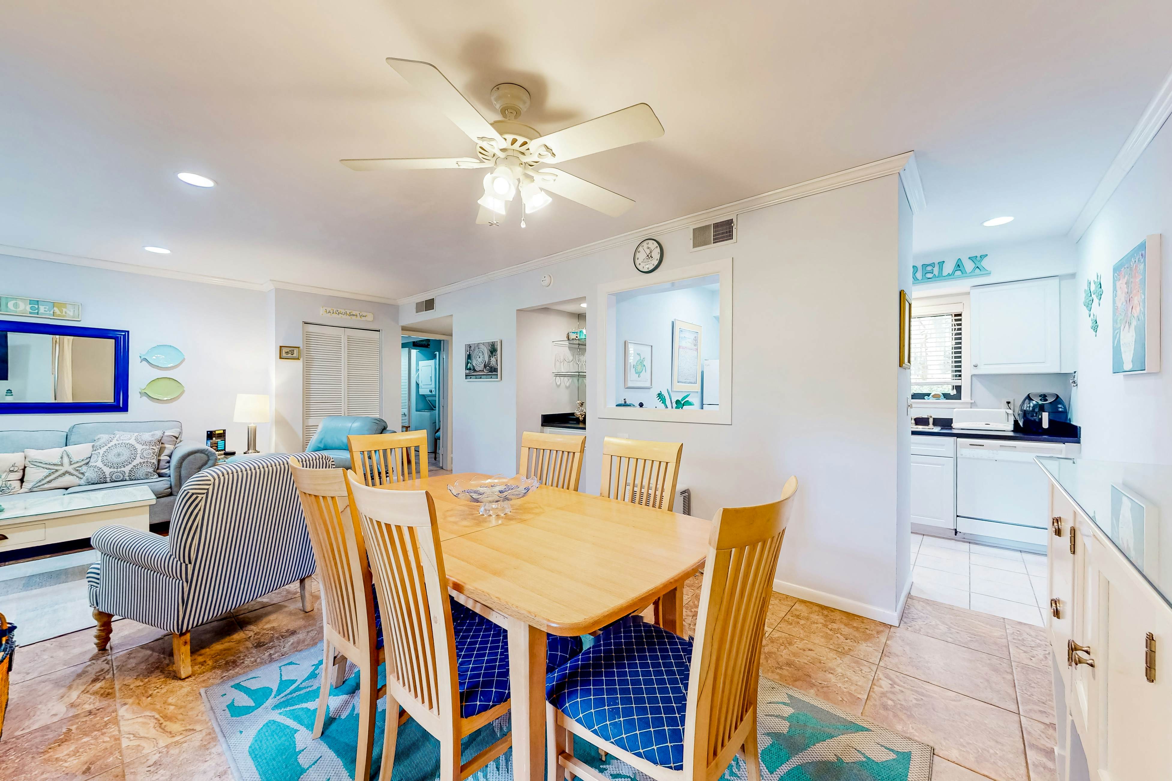 Dog-friendly villa with patio on the golf course, 1/2 mile stroll to the beach