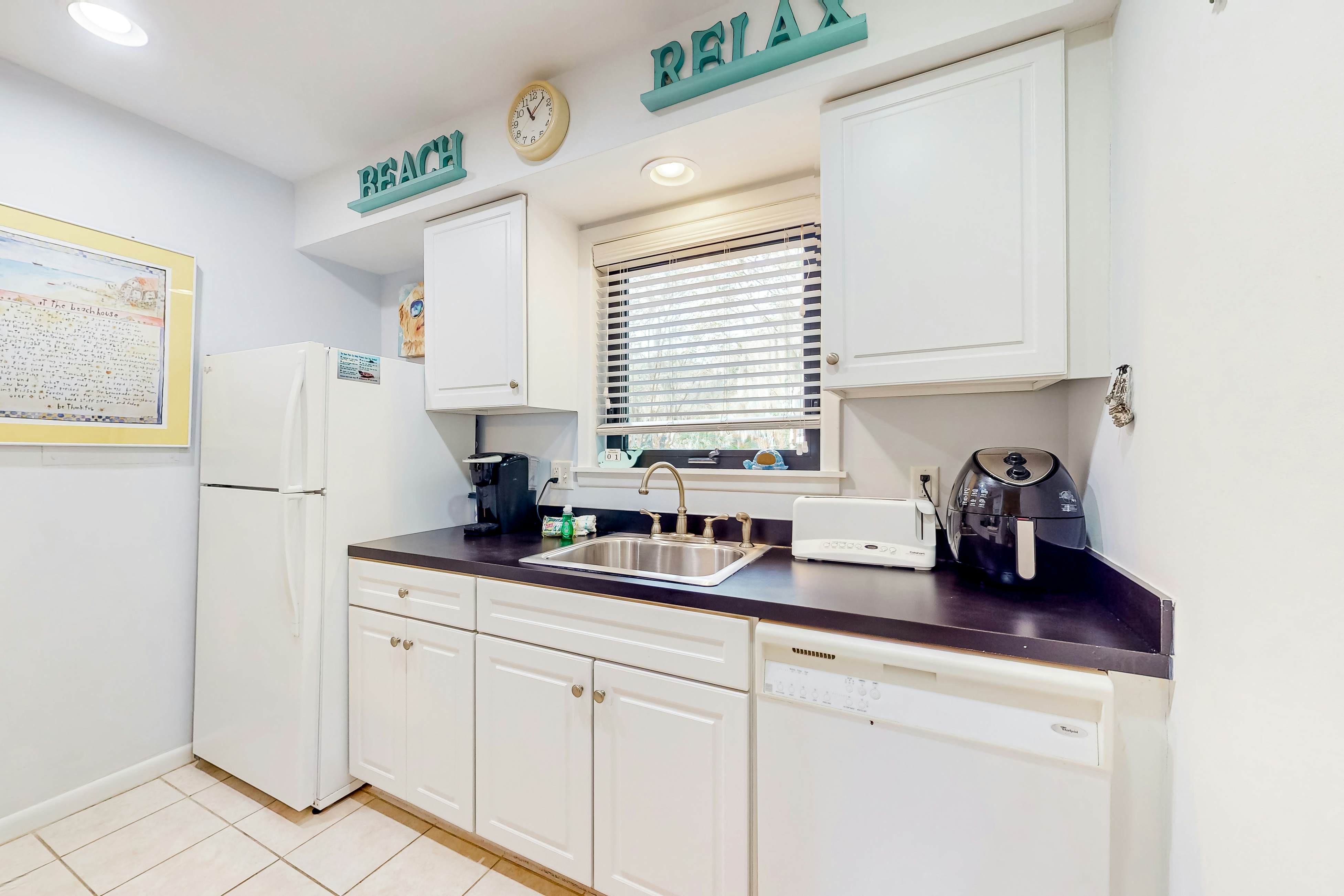 Dog-friendly villa with patio on the golf course, 1/2 mile stroll to the beach