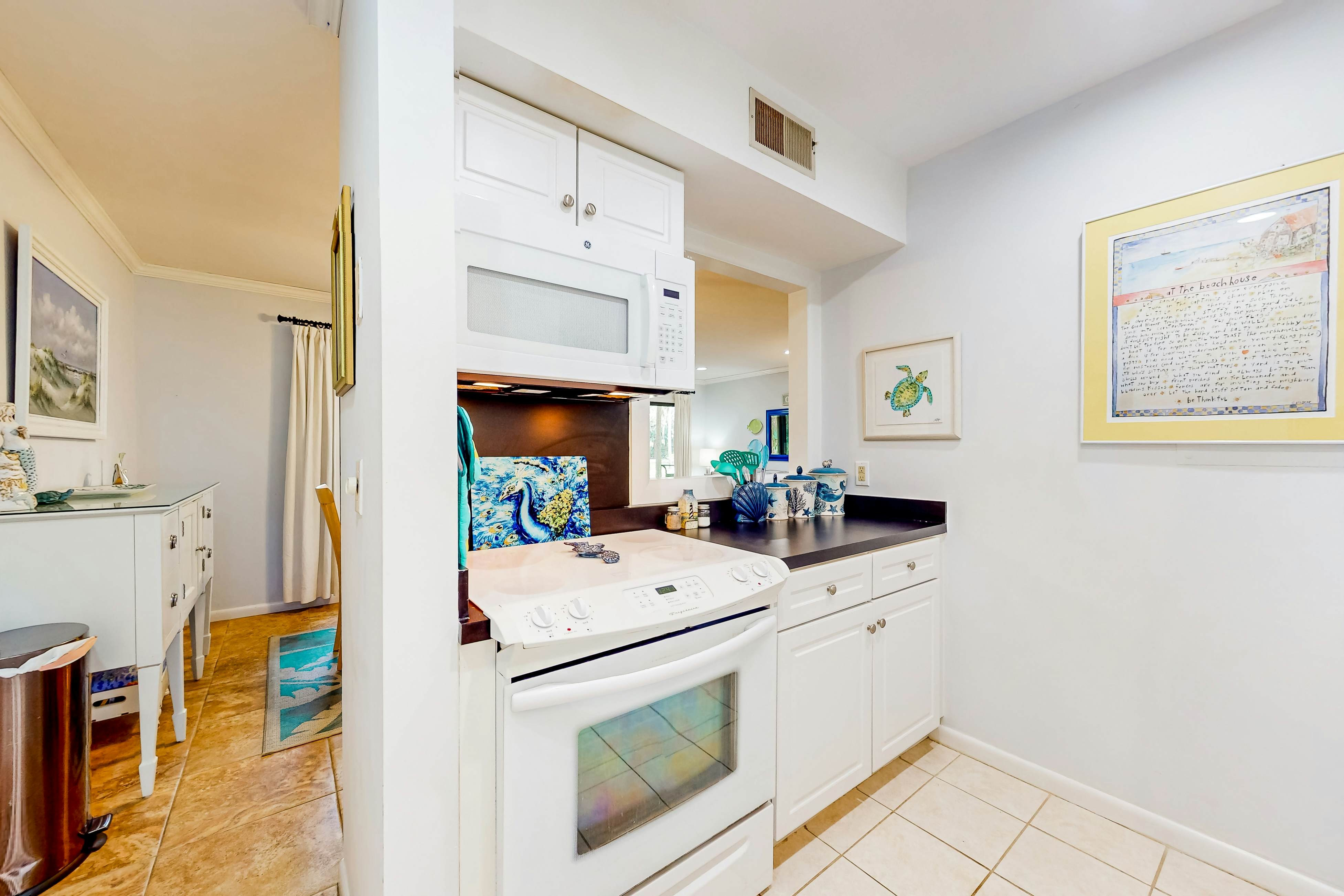 Dog-friendly villa with patio on the golf course, 1/2 mile stroll to the beach