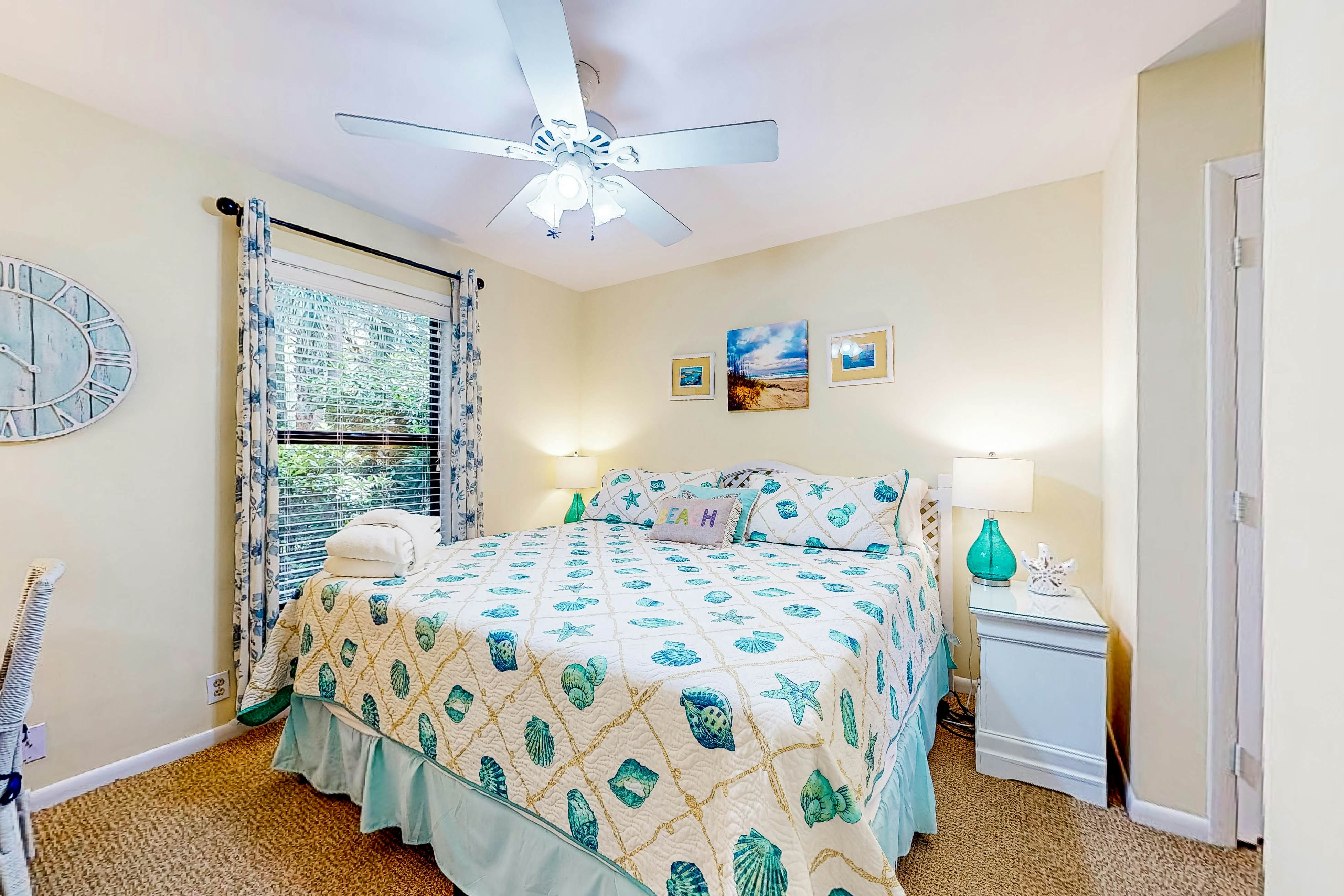 Dog-friendly villa with patio on the golf course, 1/2 mile stroll to the beach