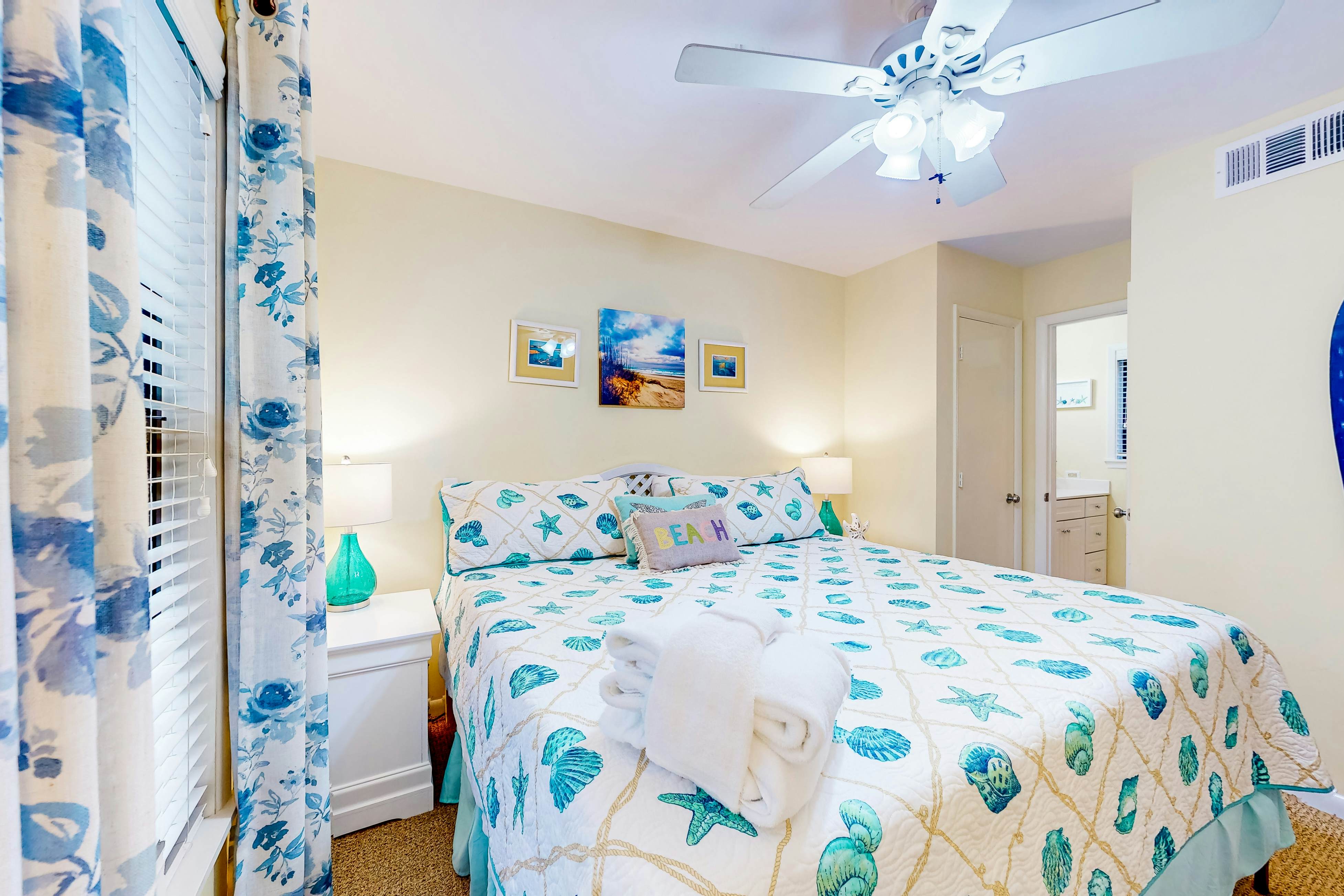 Dog-friendly villa with patio on the golf course, 1/2 mile stroll to the beach