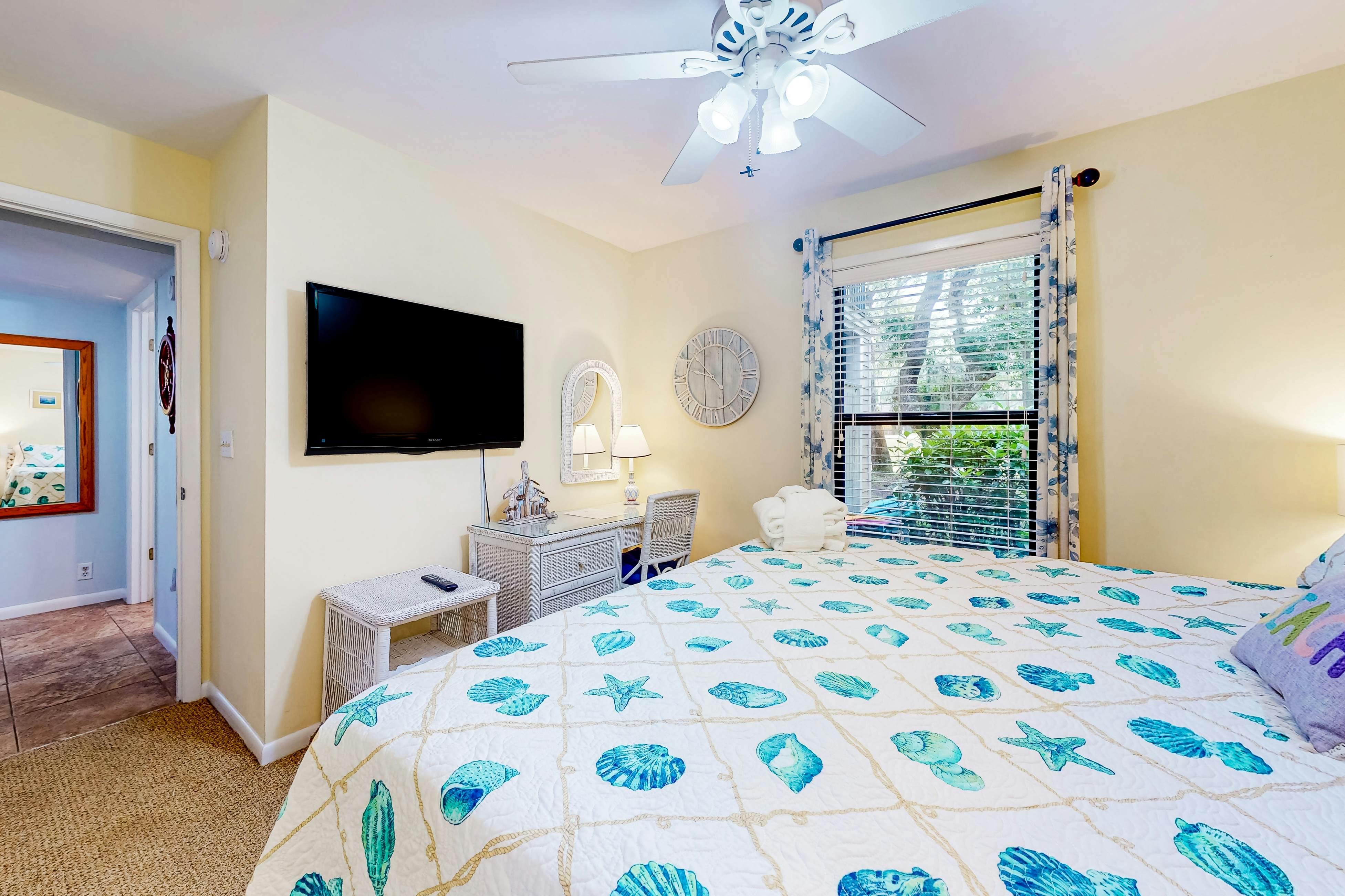 Dog-friendly villa with patio on the golf course, 1/2 mile stroll to the beach