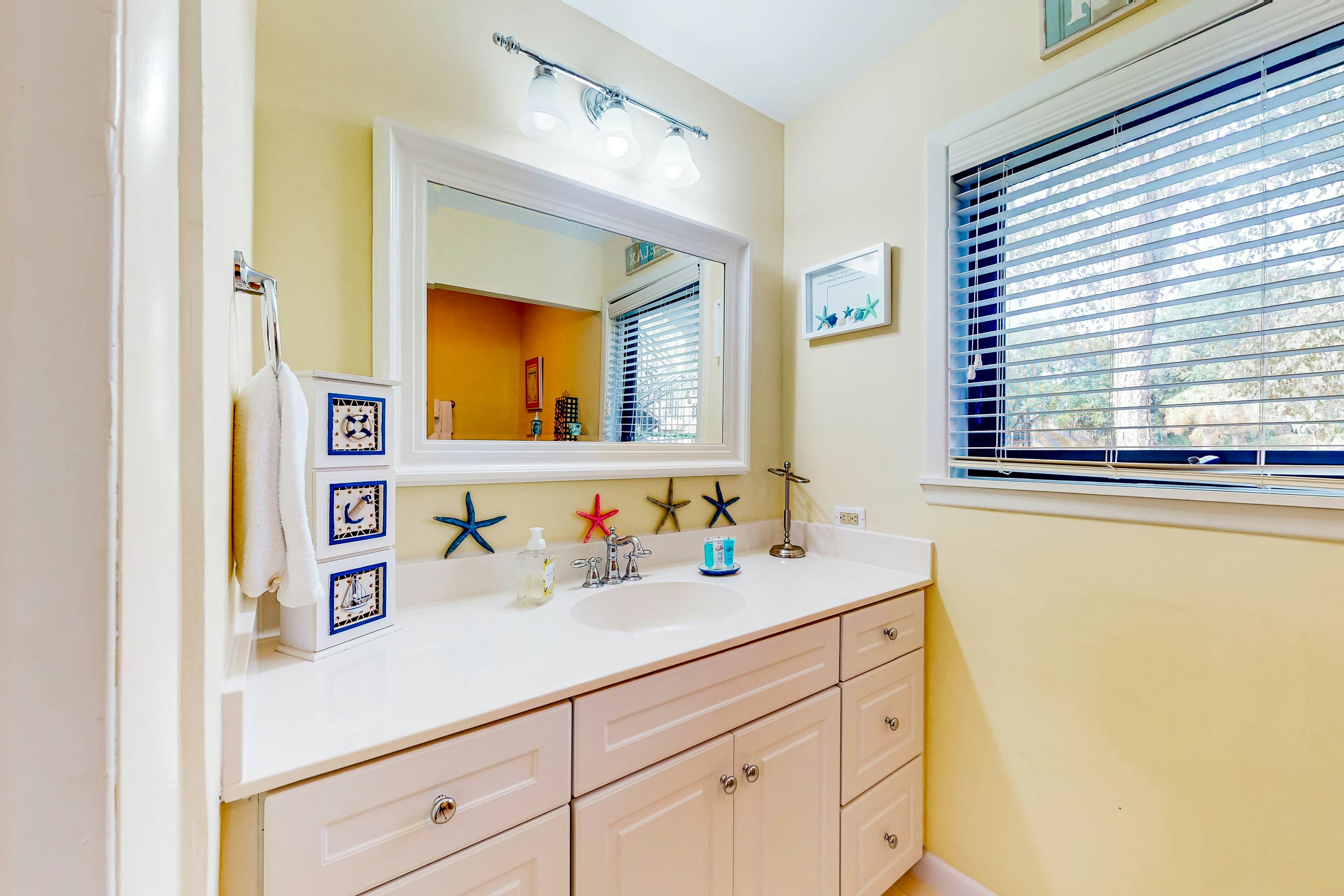 Dog-friendly villa with patio on the golf course, 1/2 mile stroll to the beach