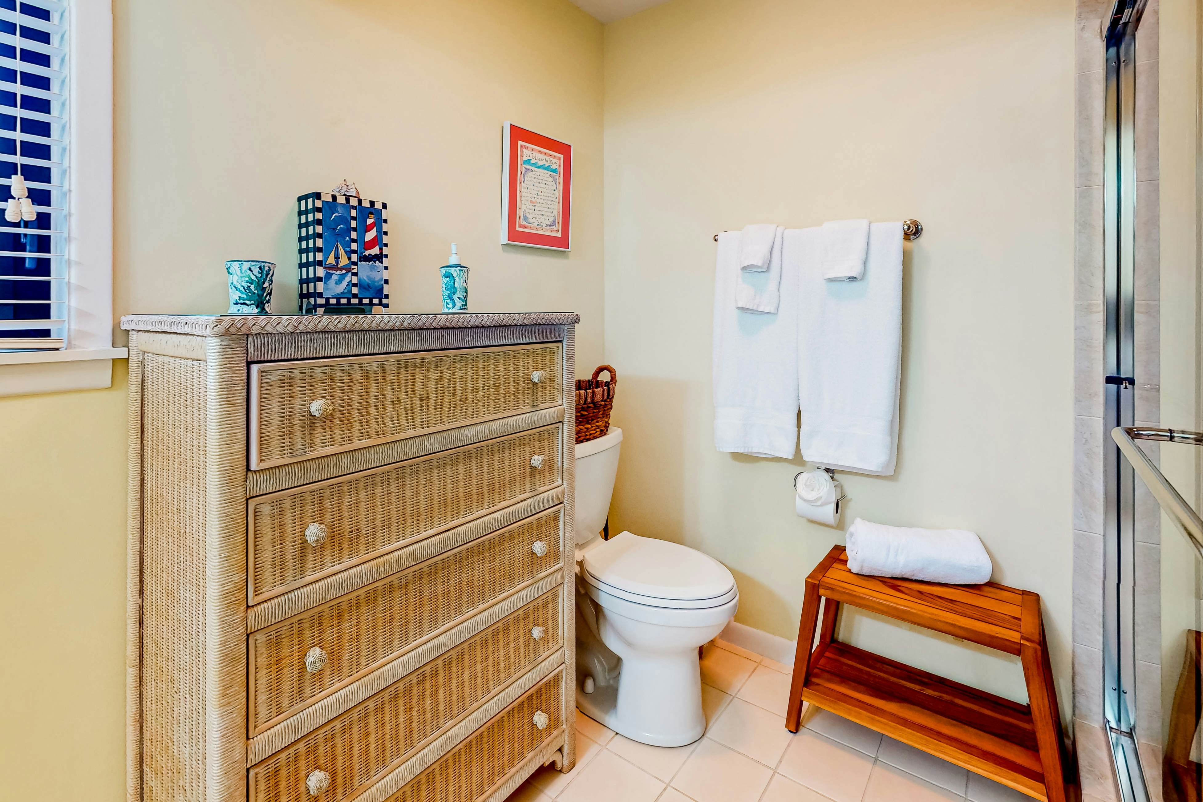 Dog-friendly villa with patio on the golf course, 1/2 mile stroll to the beach