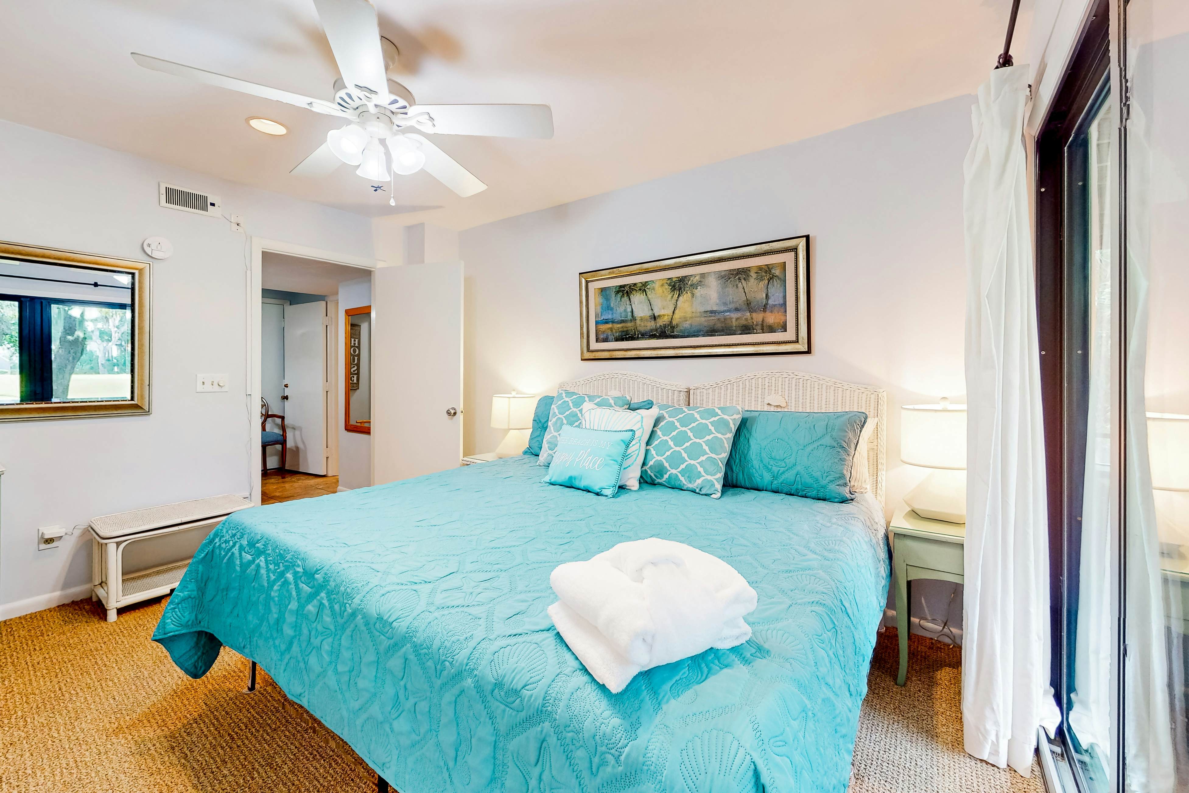 Dog-friendly villa with patio on the golf course, 1/2 mile stroll to the beach