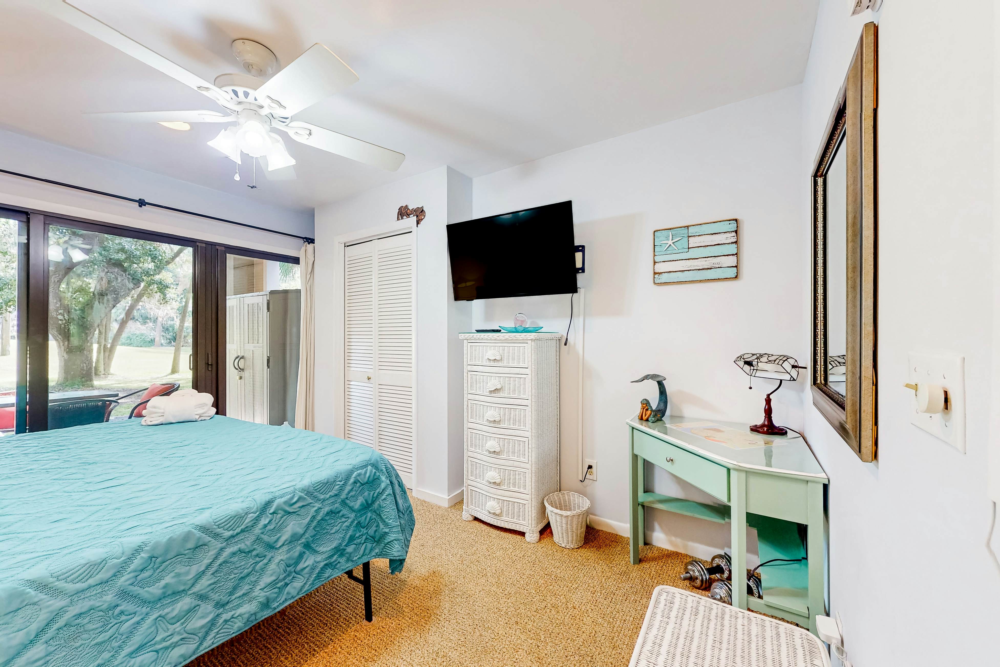 Dog-friendly villa with patio on the golf course, 1/2 mile stroll to the beach