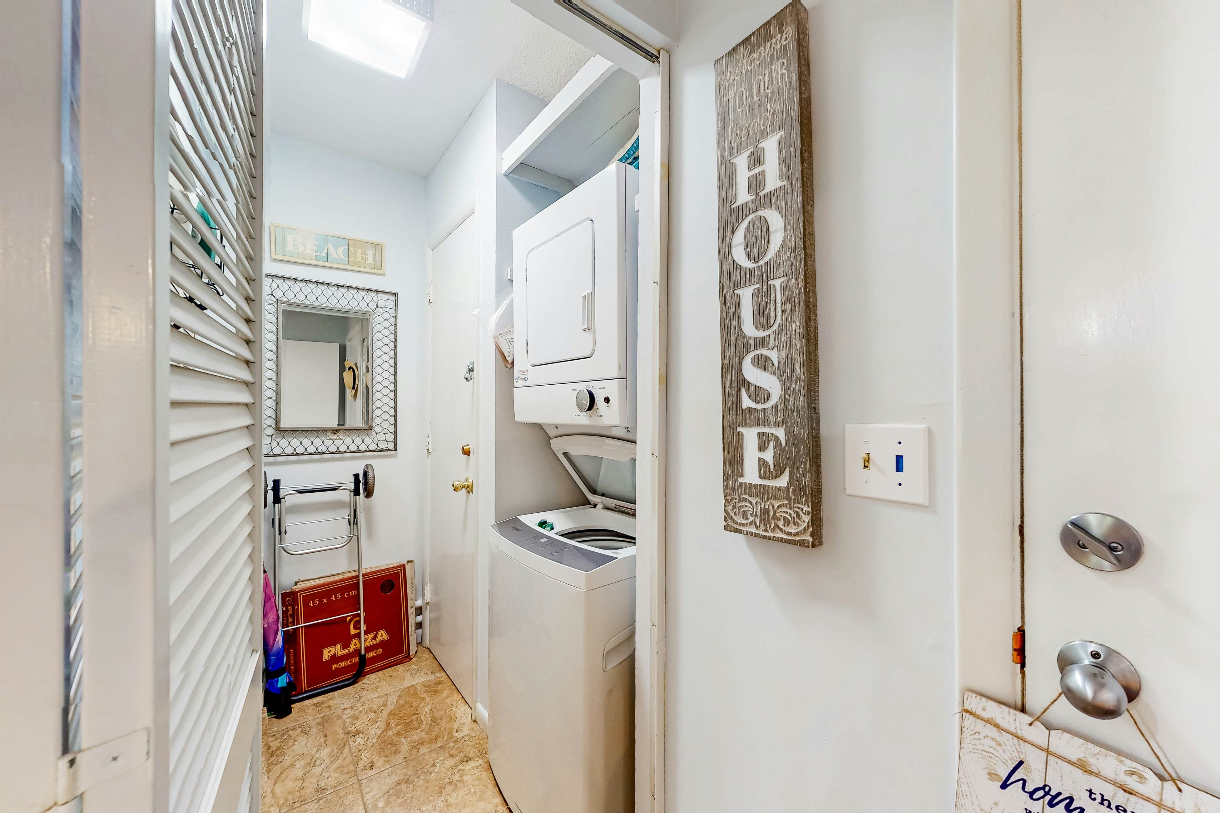 Dog-friendly villa with patio on the golf course, 1/2 mile stroll to the beach