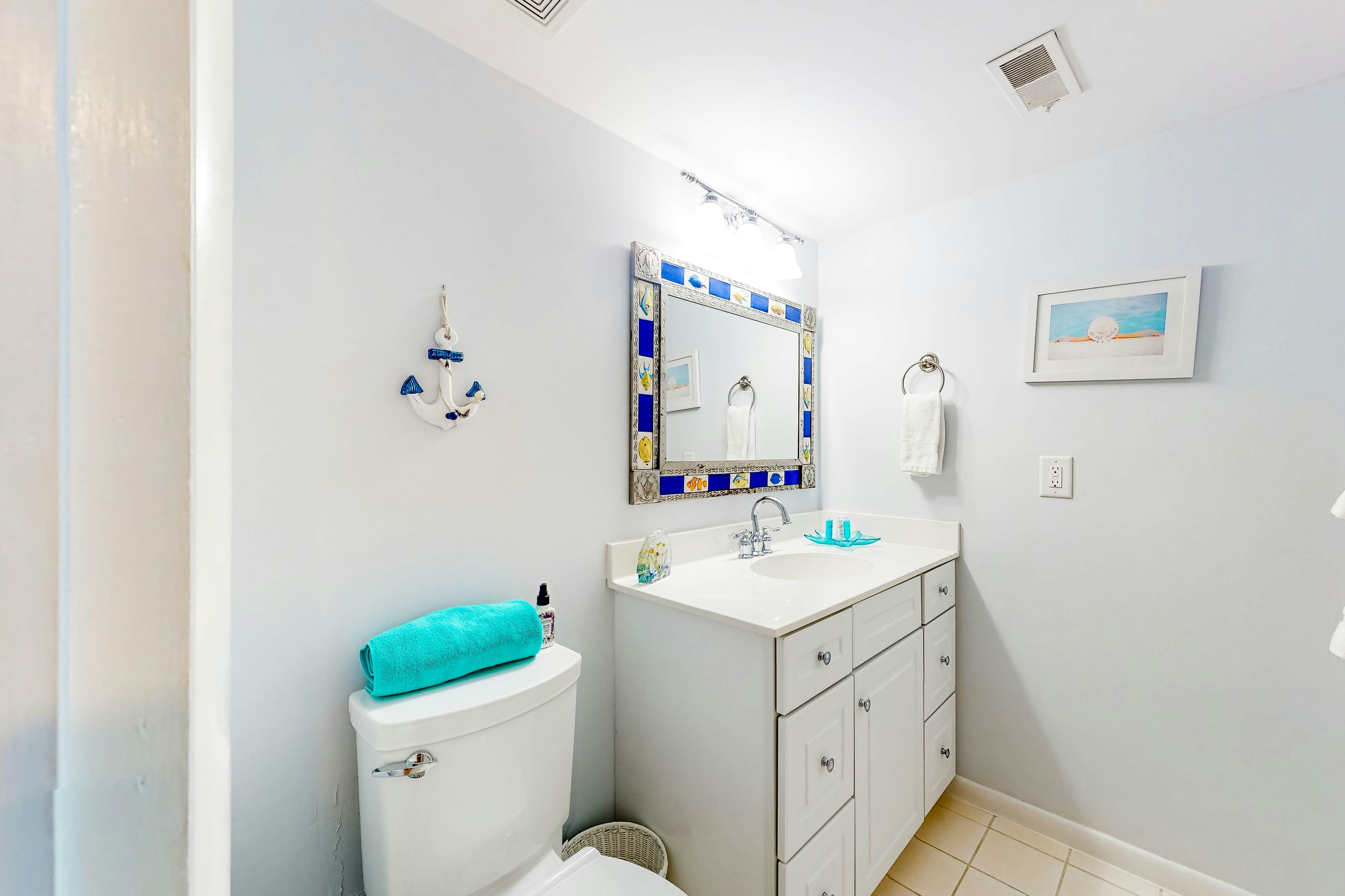 Dog-friendly villa with patio on the golf course, 1/2 mile stroll to the beach