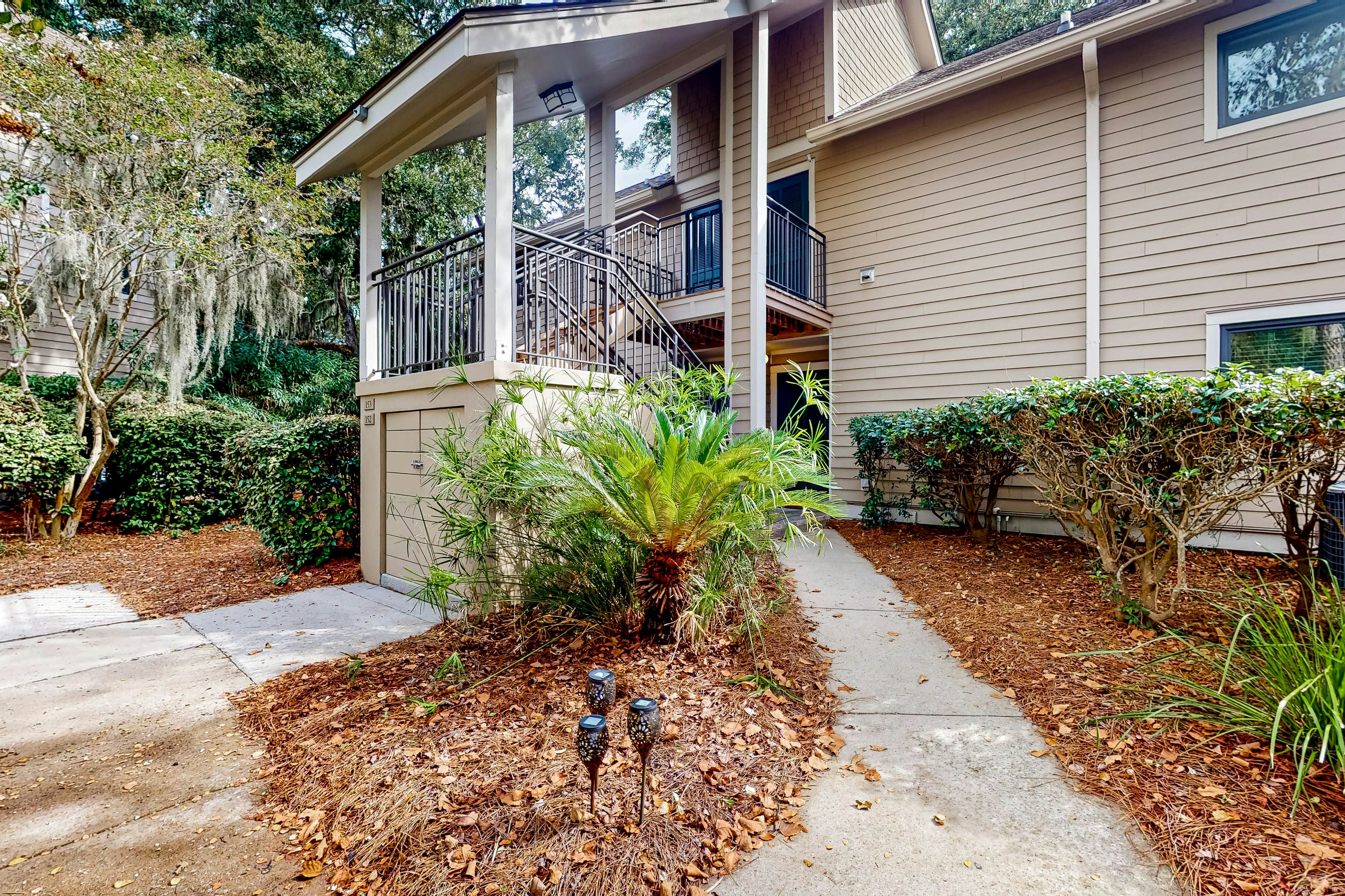 Dog-friendly villa with patio on the golf course, 1/2 mile stroll to the beach