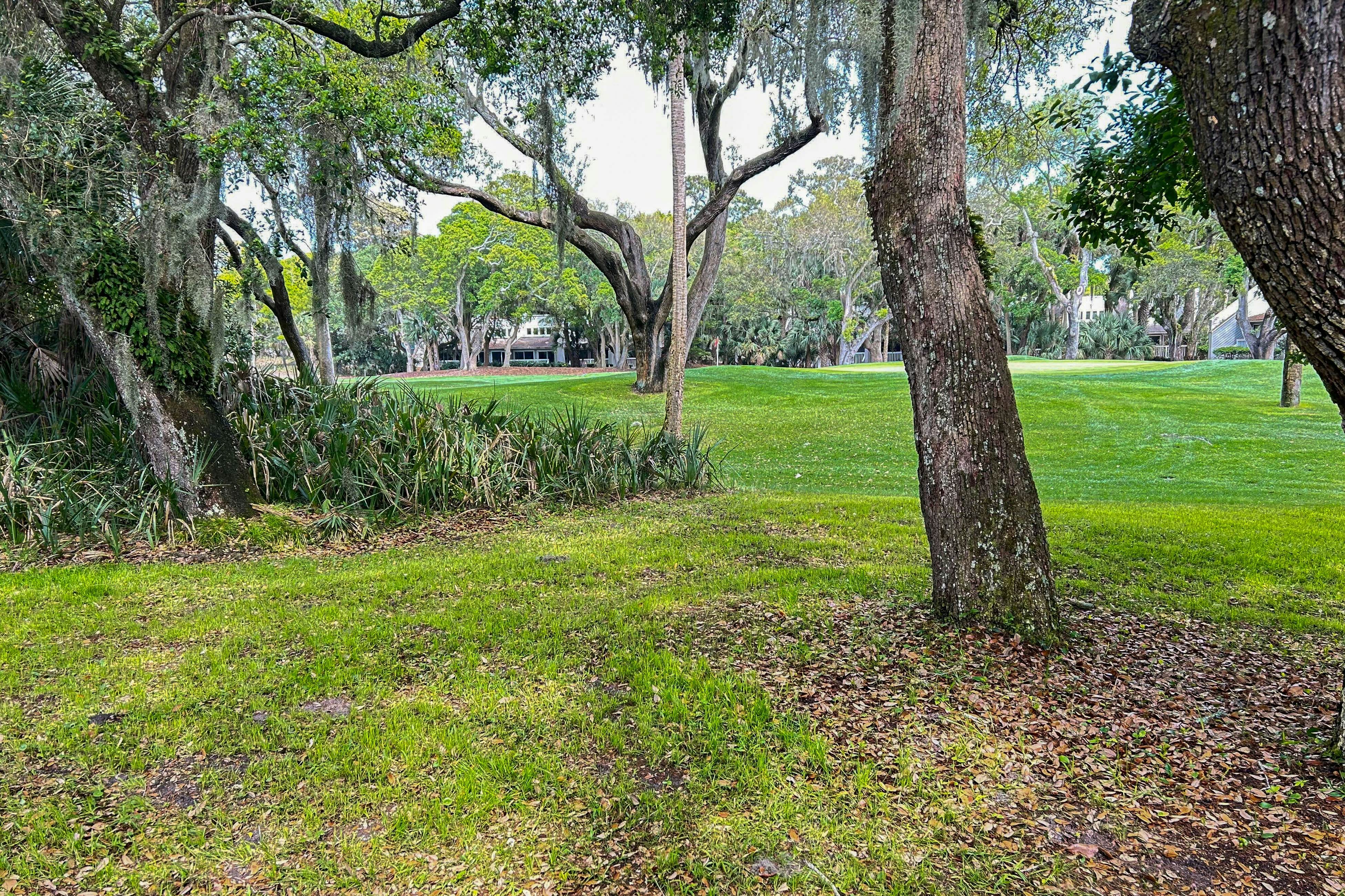 Dog-friendly villa with patio on the golf course, 1/2 mile stroll to the beach