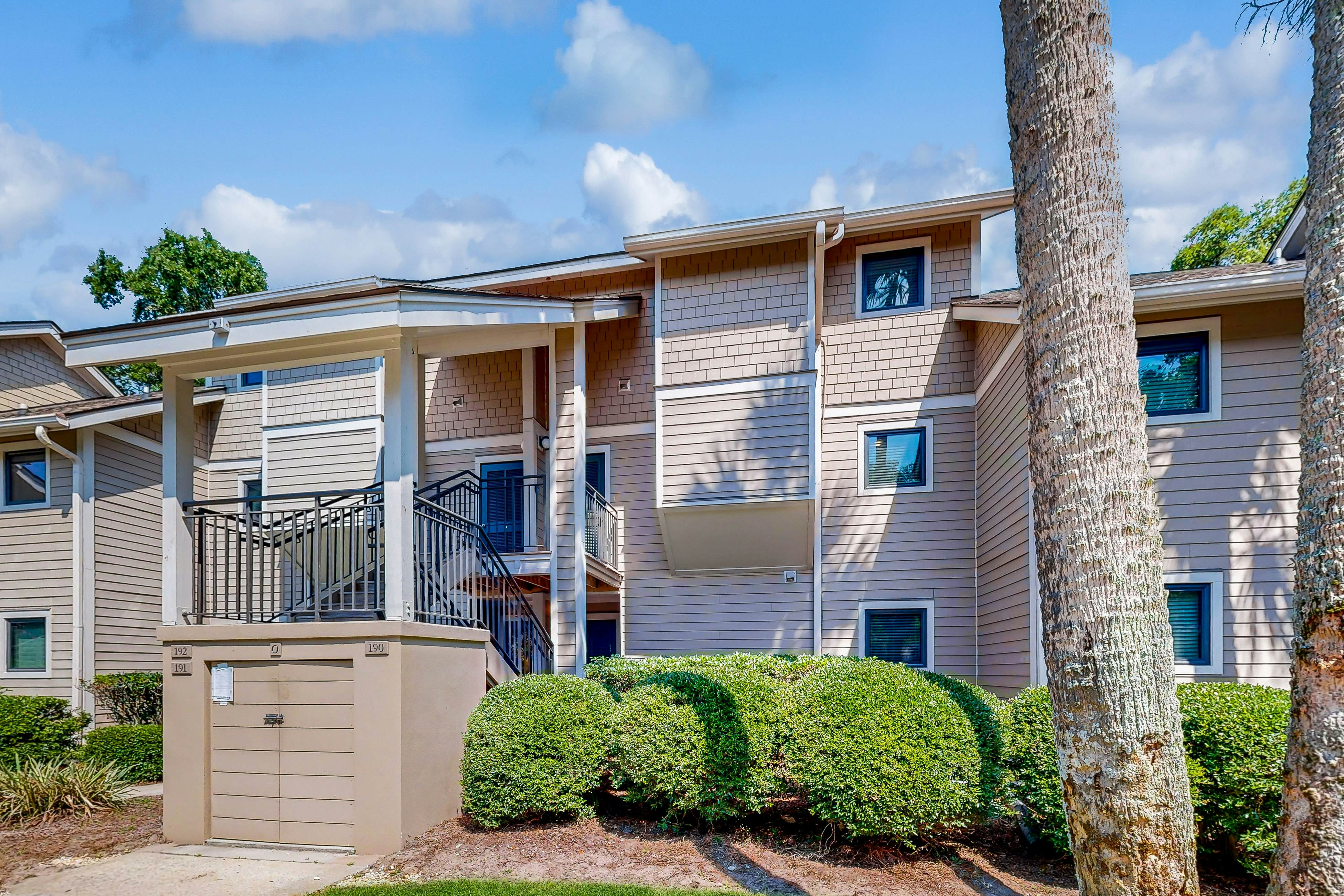 Updated townhome with golf course views, pool, and tennis