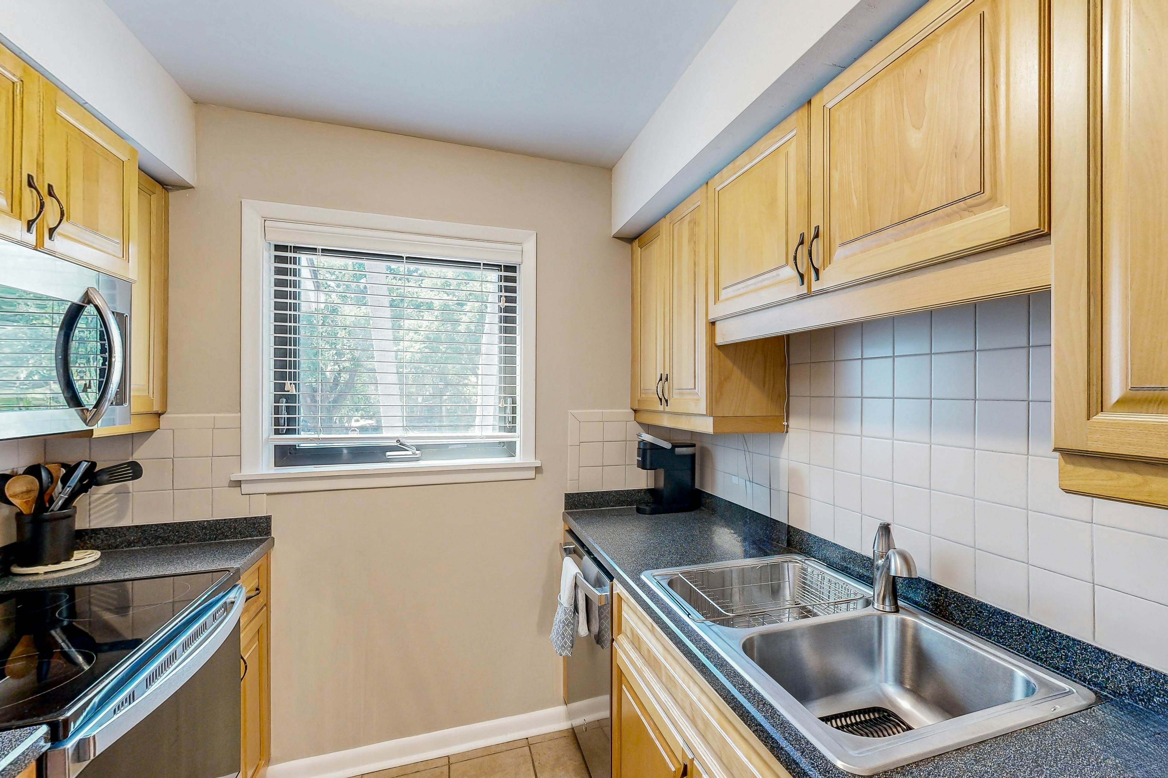 Updated townhome with golf course views, pool, and tennis