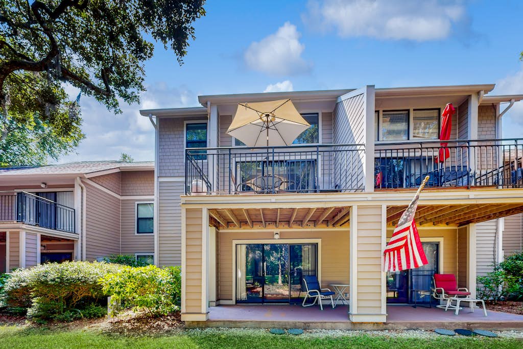 Updated townhome with golf course views, pool, and tennis