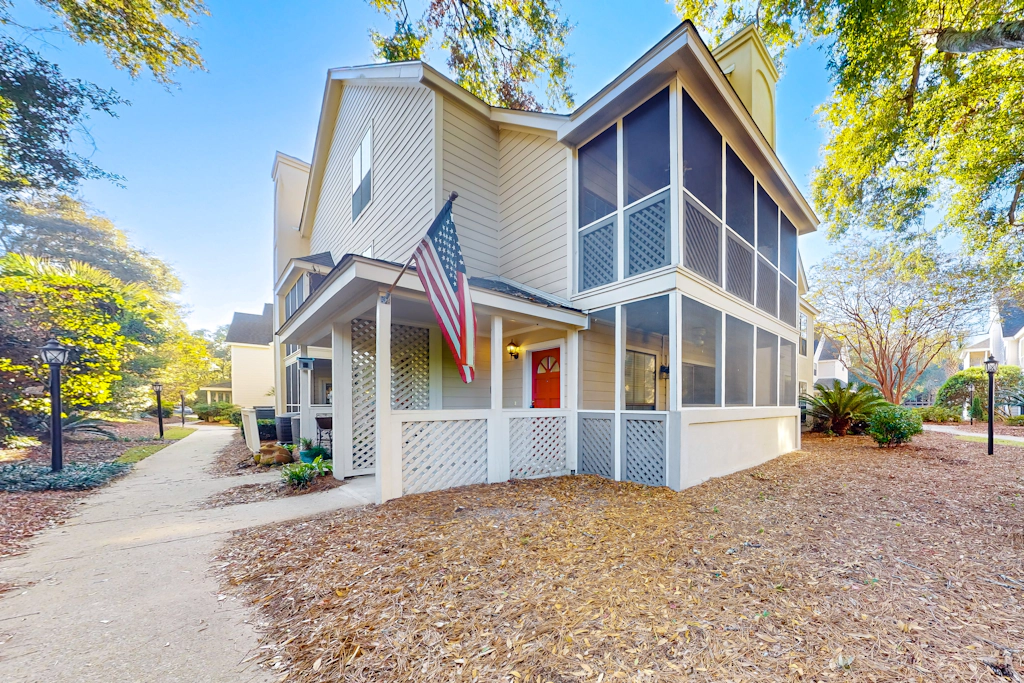 Stylish dog friendly, ground-floor getaway with pool, washer/dryer, & AC
