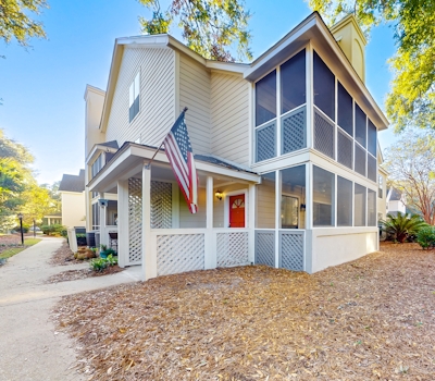 Stylish dog friendly, ground-floor getaway with pool, washer/dryer, & AC