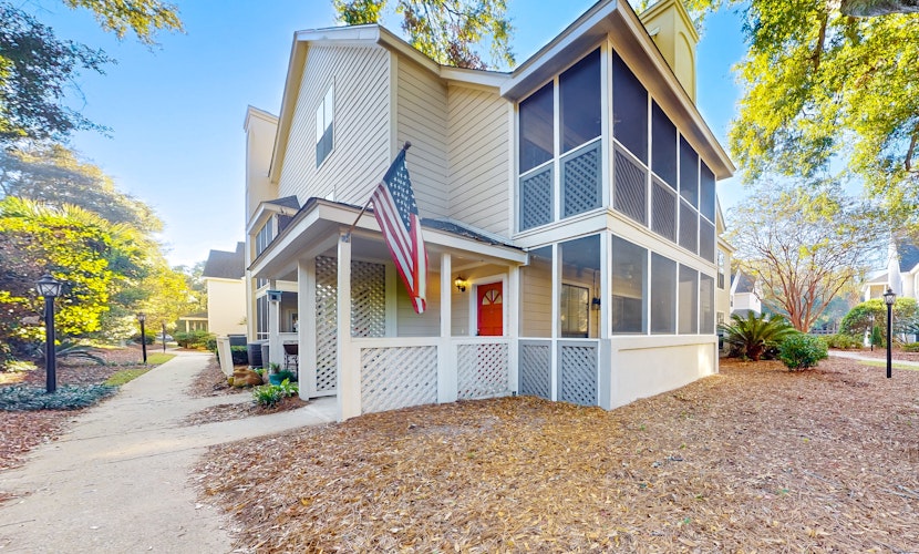 Stylish dog friendly, ground-floor getaway with pool, washer/dryer, & AC