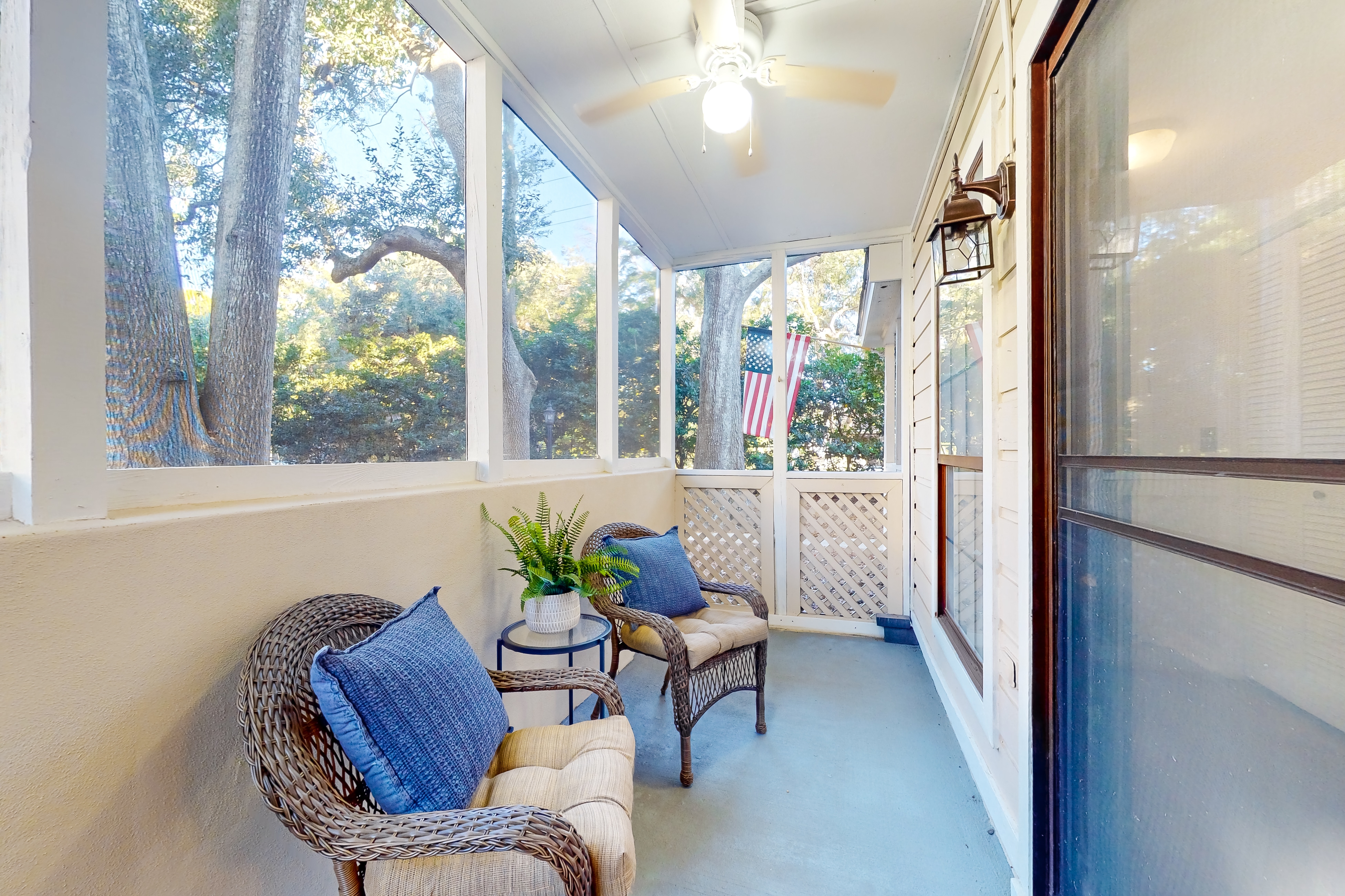 Stylish dog friendly, ground-floor getaway with pool, washer/dryer, & AC