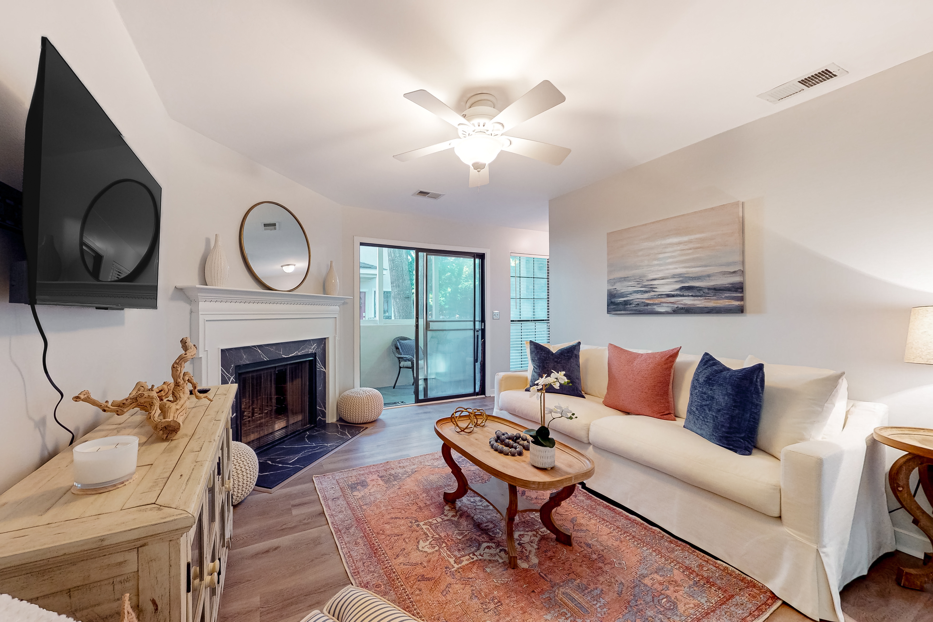 Stylish dog friendly, ground-floor getaway with pool, washer/dryer, & AC