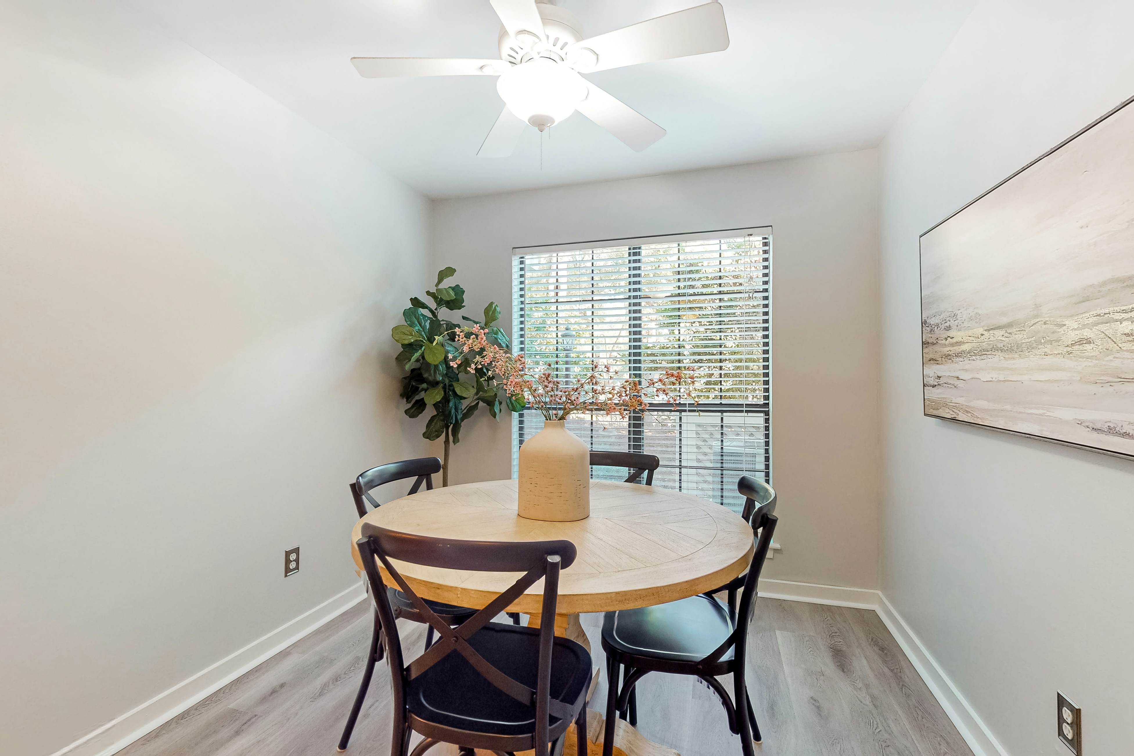 Stylish dog friendly, ground-floor getaway with pool, washer/dryer, & AC