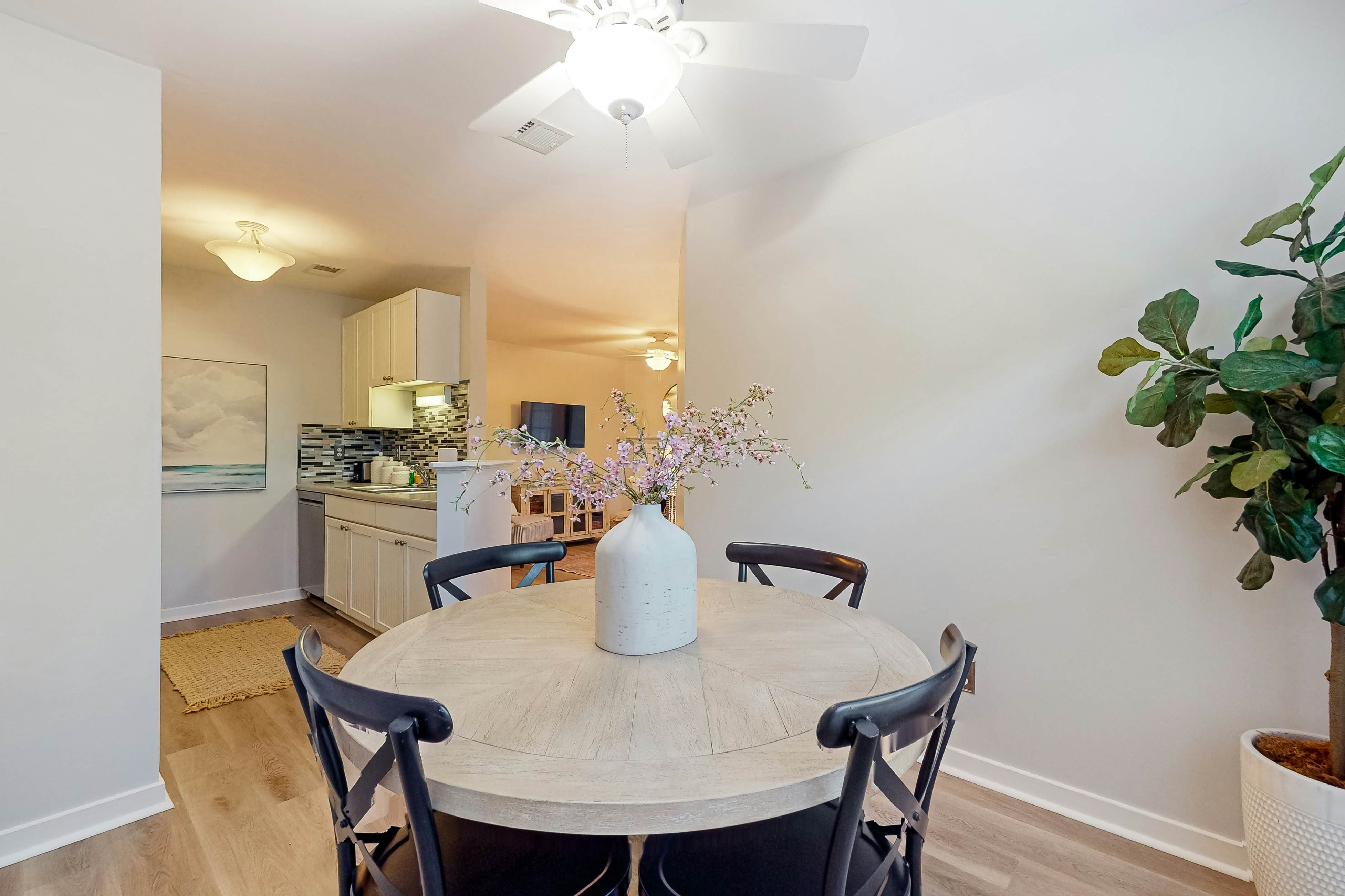 Stylish dog friendly, ground-floor getaway with pool, washer/dryer, & AC