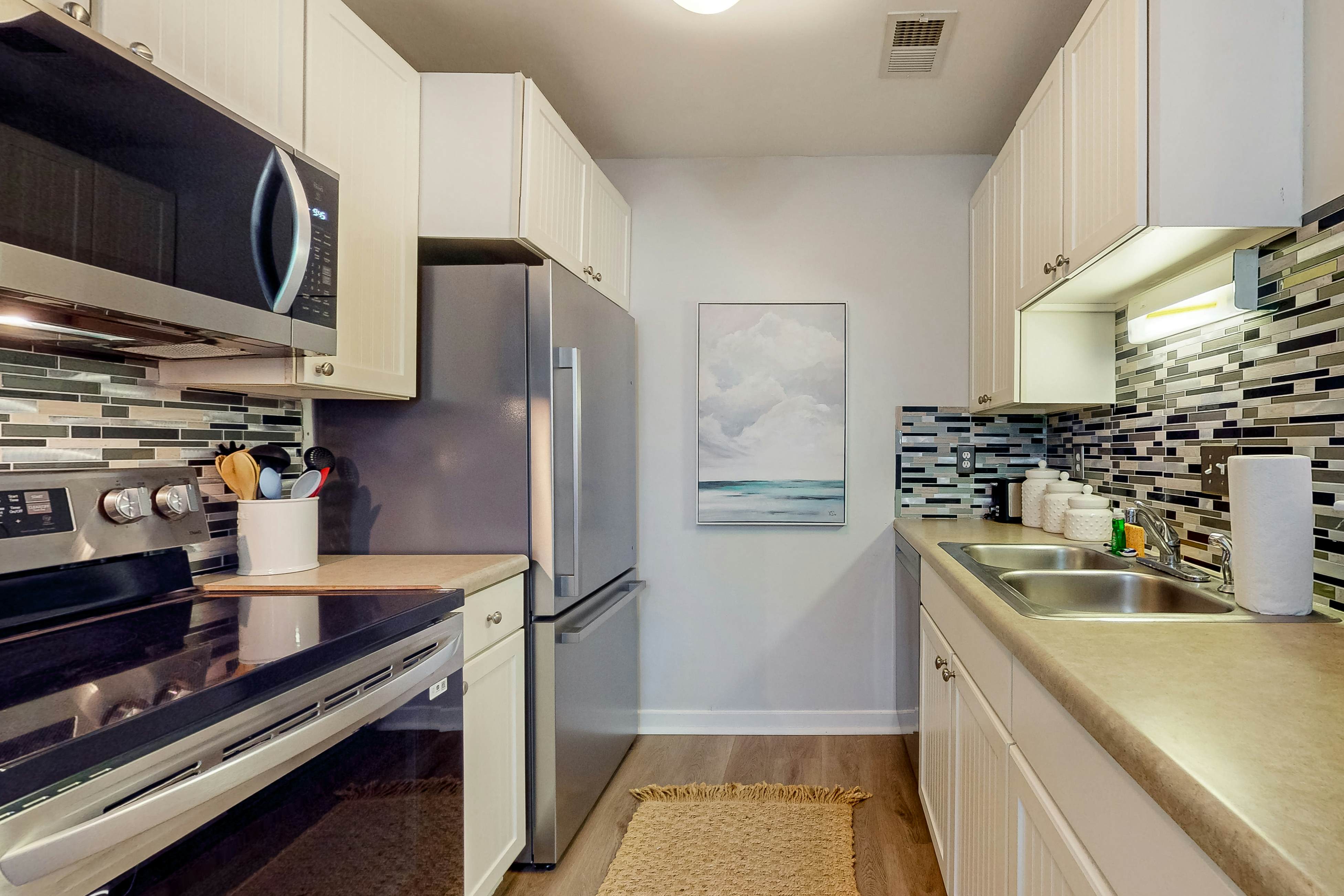 Stylish dog friendly, ground-floor getaway with pool, washer/dryer, & AC