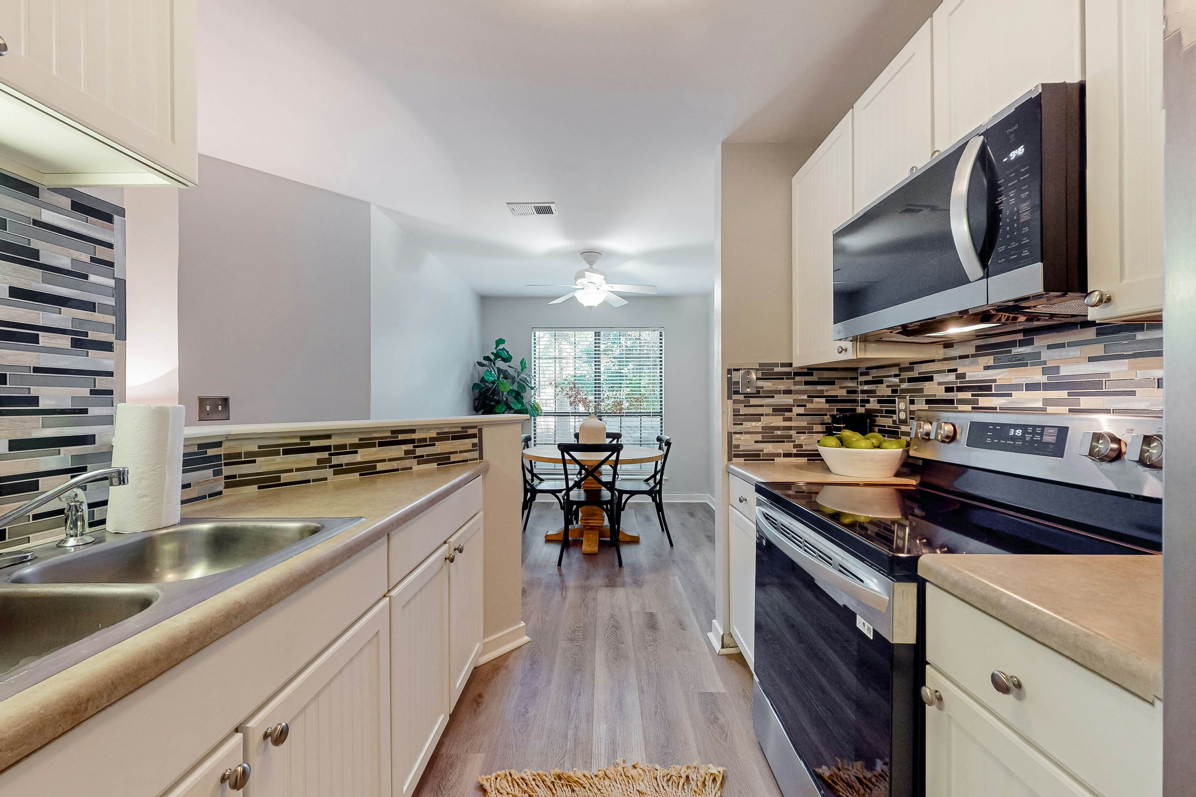 Stylish dog friendly, ground-floor getaway with pool, washer/dryer, & AC