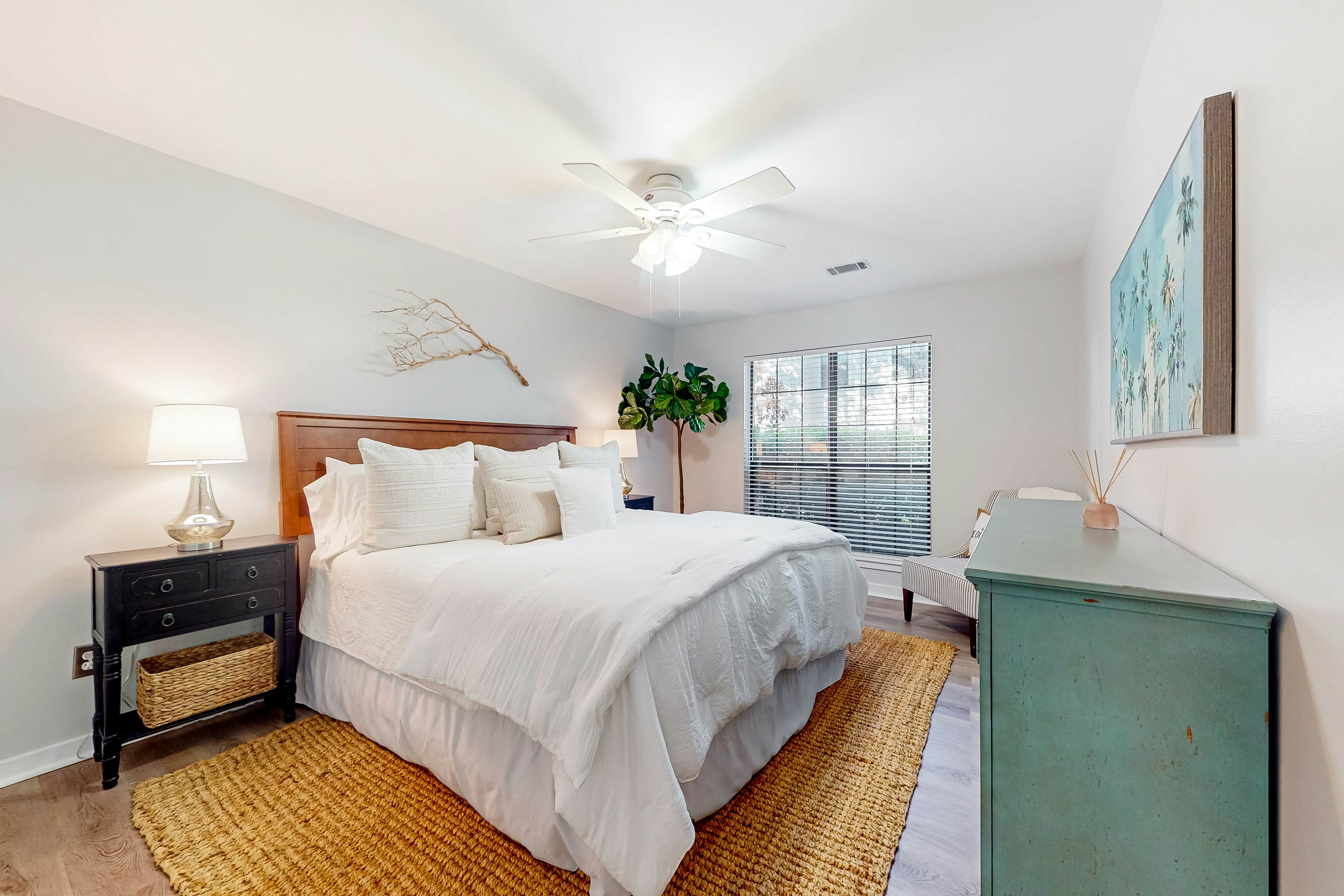 Stylish dog friendly, ground-floor getaway with pool, washer/dryer, & AC